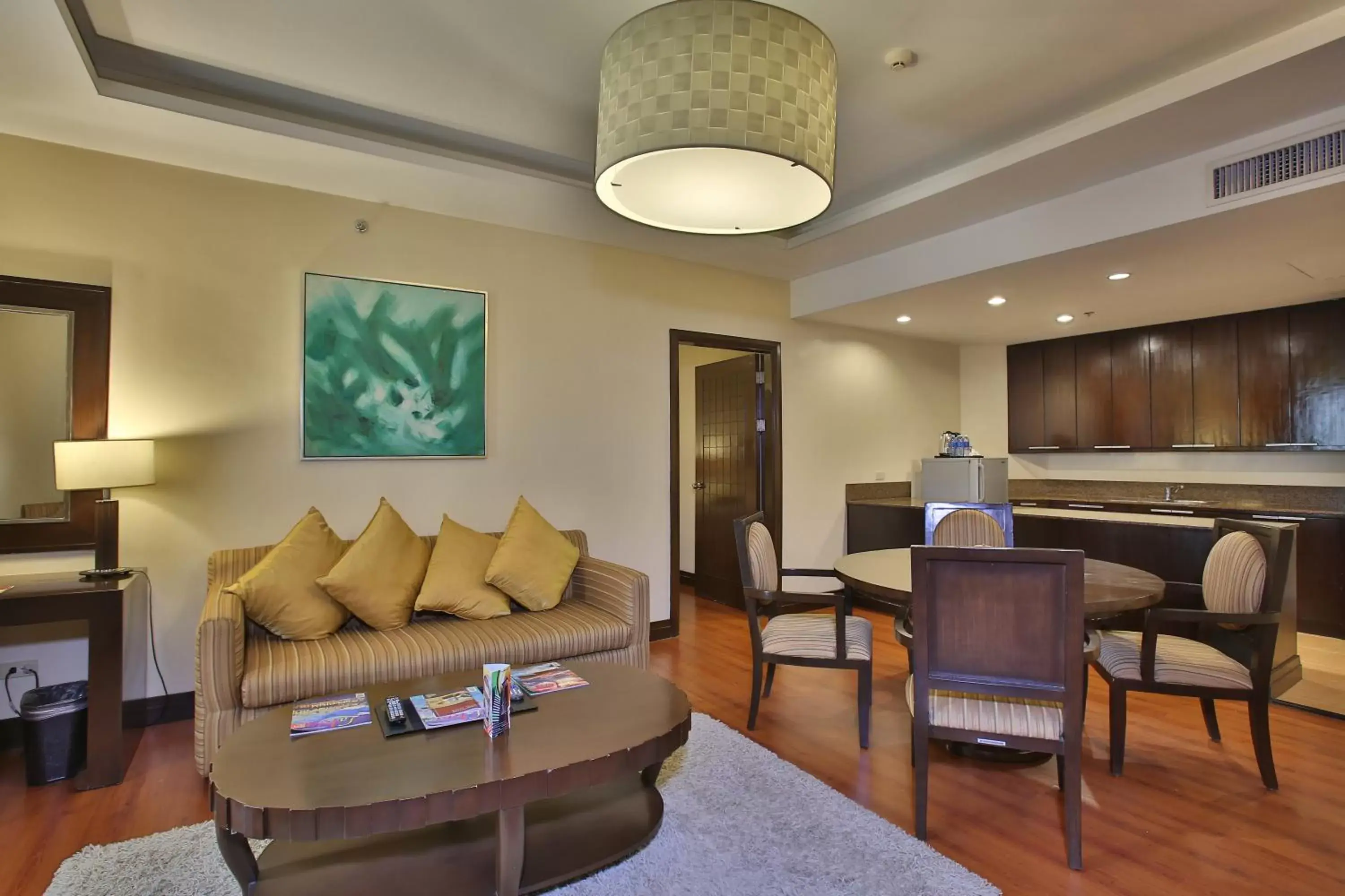 Living room, Seating Area in Crown Regency Hotel & Towers
