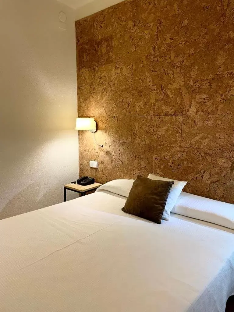 Bedroom, Bed in Hotel & Restaurant Figueres Parc