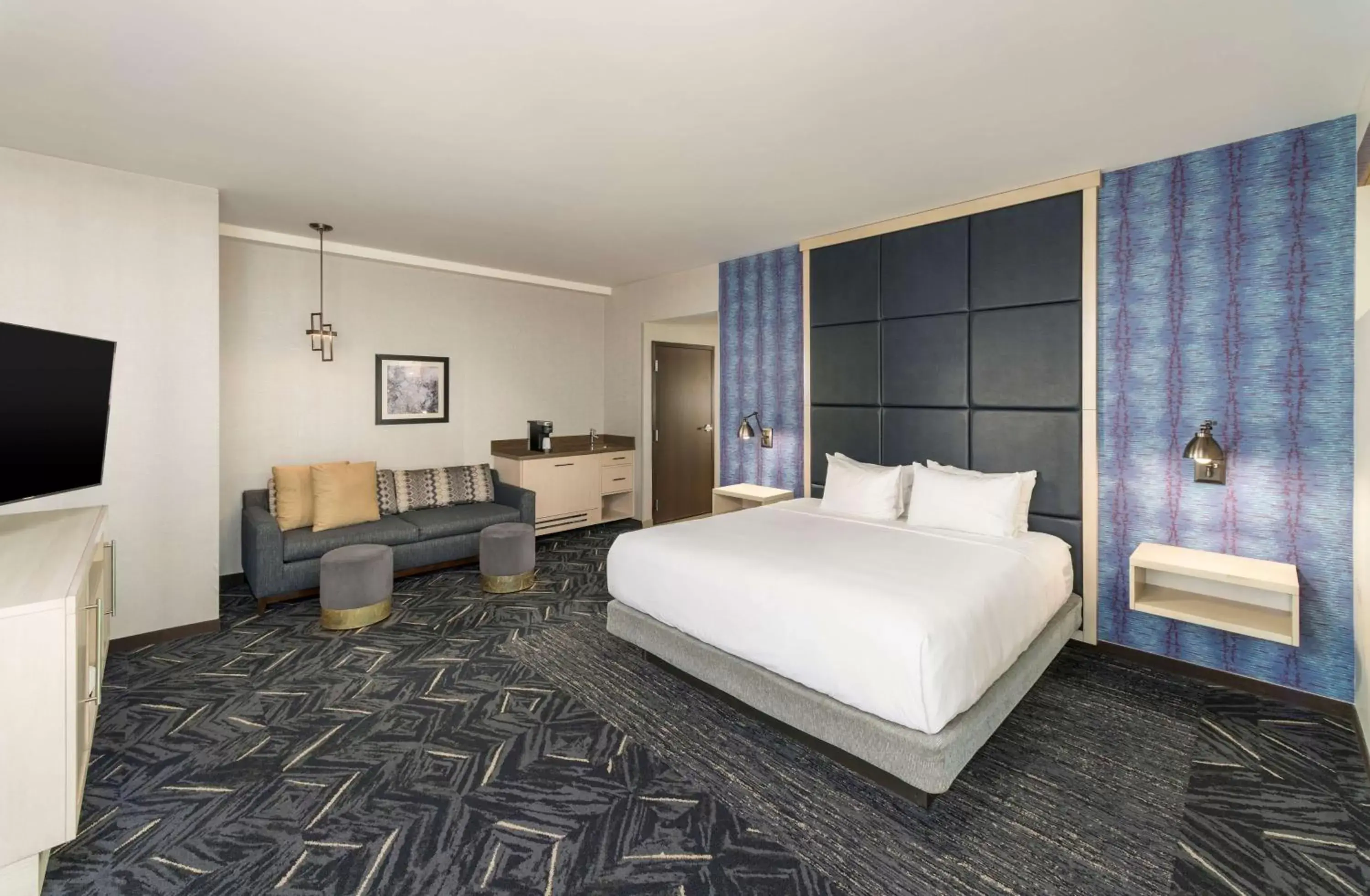 Photo of the whole room, Bed in Hyatt Place Greenville Downtown