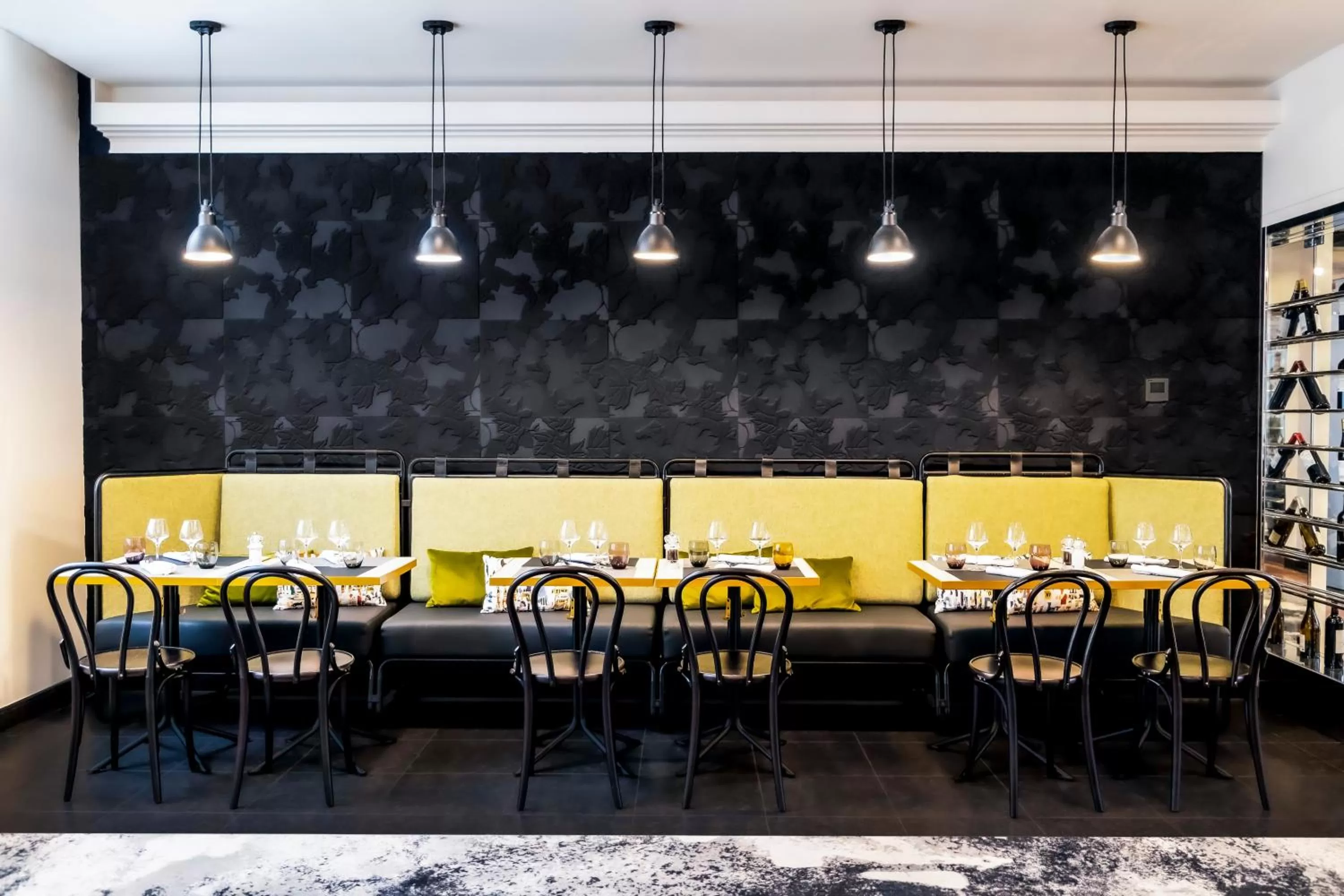 Restaurant/places to eat in Novotel Paris 17