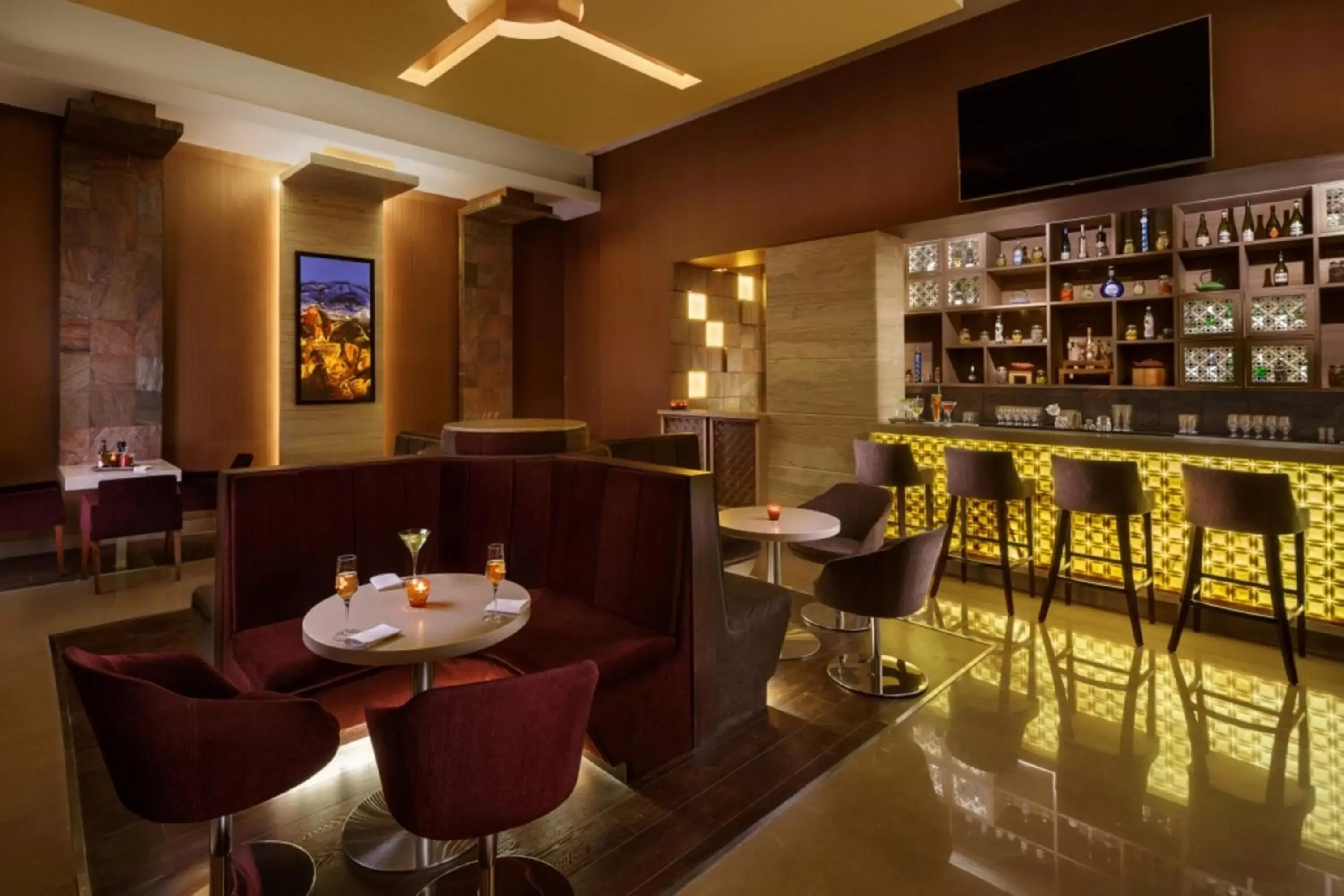 Restaurant/places to eat, Lounge/Bar in Sandal Suites by Lemon Tree Hotels