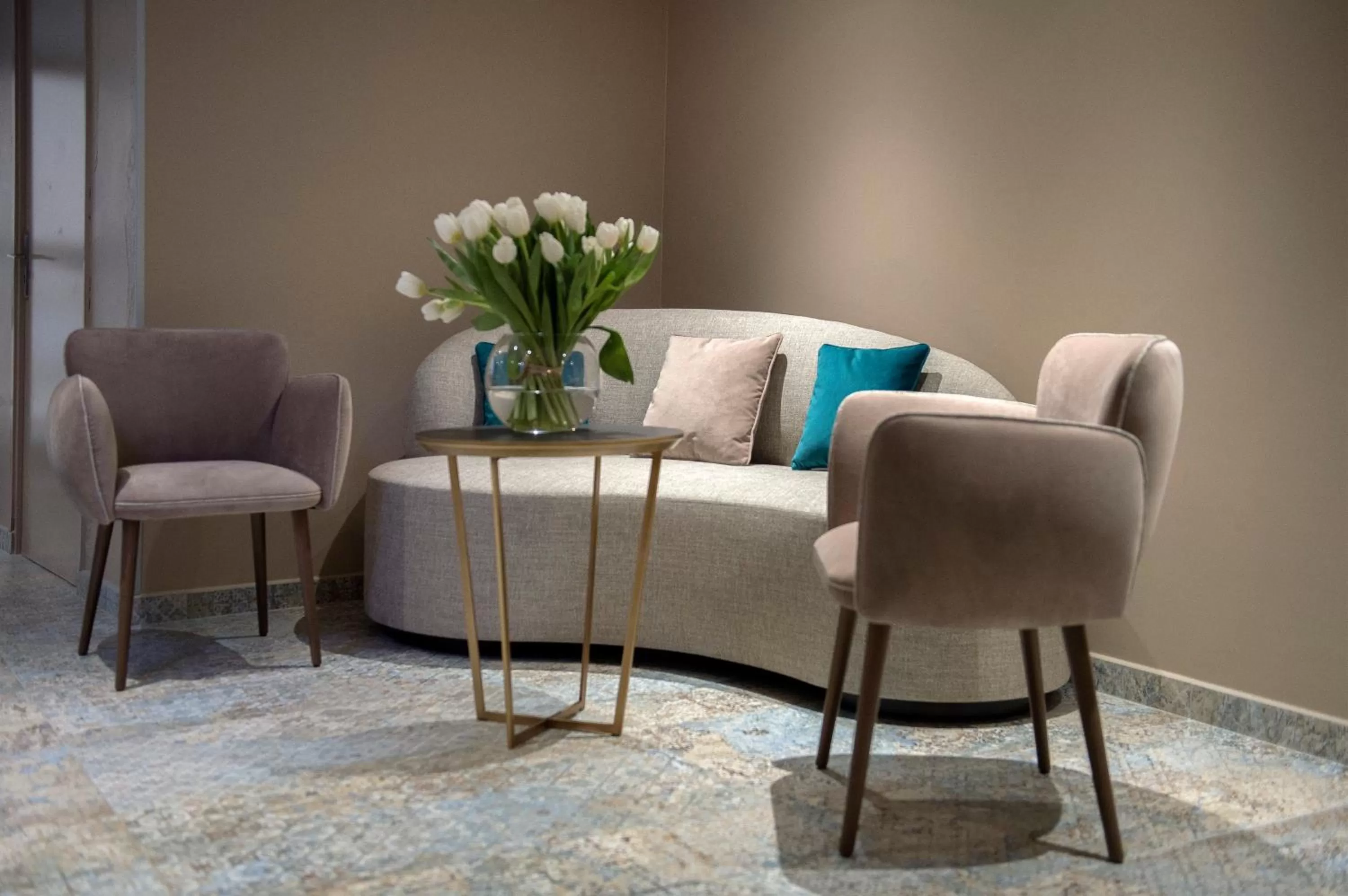 Seating area in Hôtel Mercure Paris Suresnes Longchamp