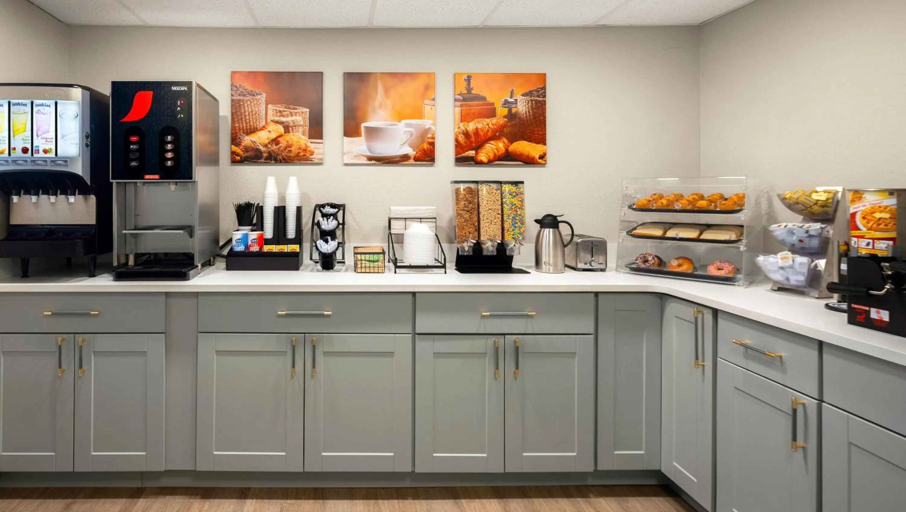 Buffet breakfast in Magnuson Hotel Detroit Airport