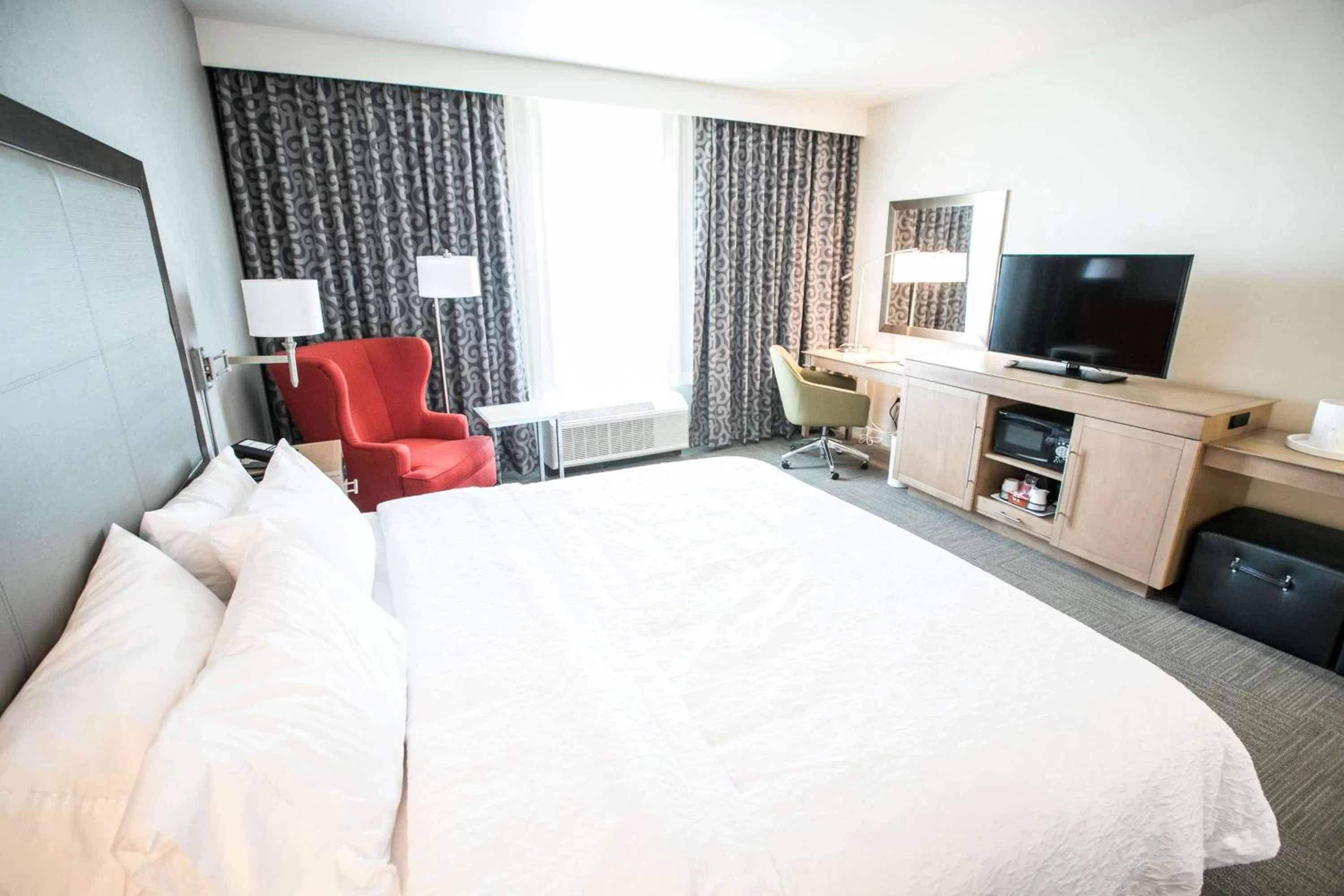 Bed in Hampton Inn & Suites Tempe/Phoenix Airport, Az