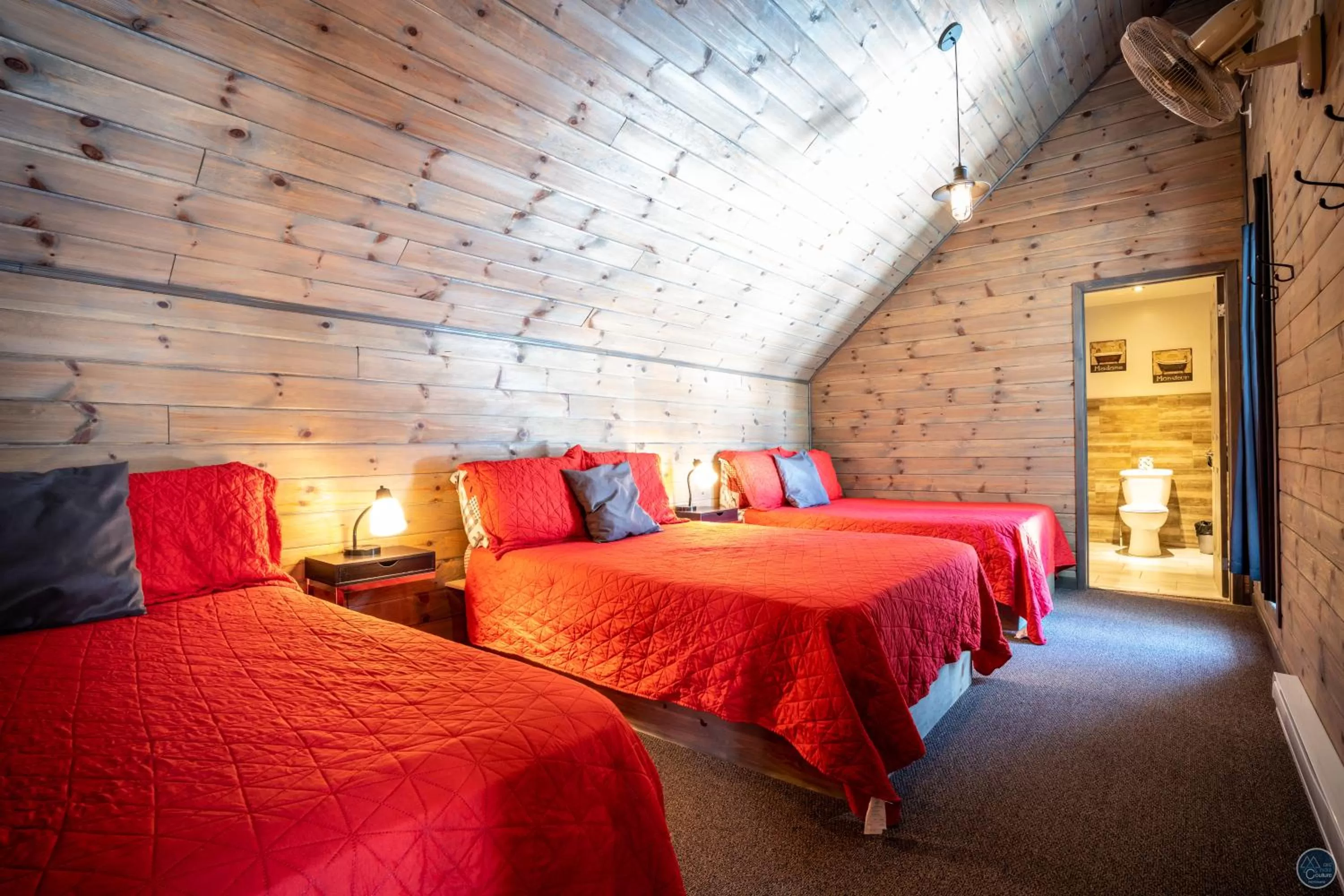 Photo of the whole room, Bed in Auberge Éva