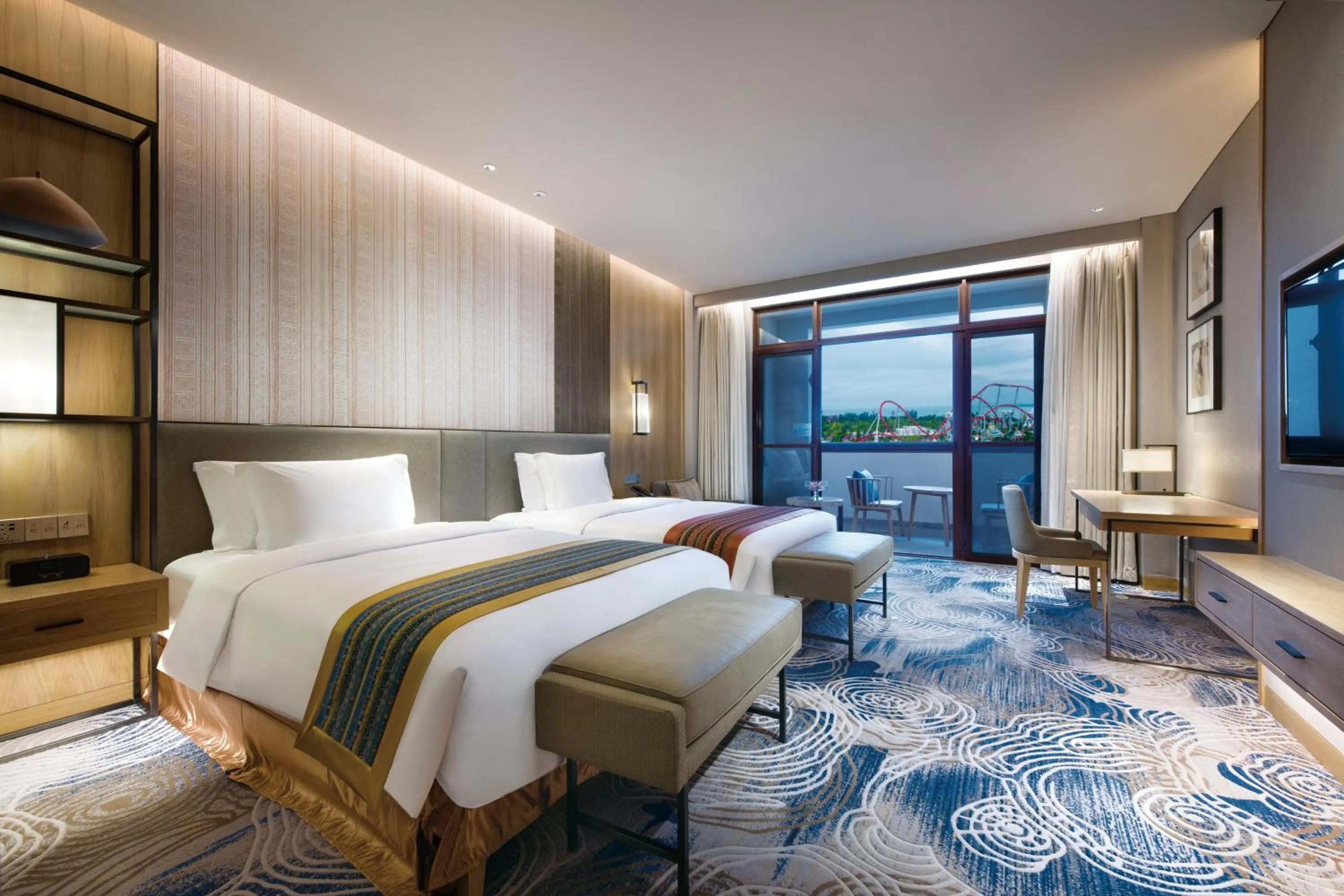 Photo of the whole room, Bed in Crowne Plaza - Kunming Ancient Dian Town by IHG