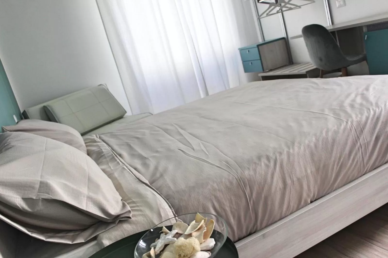 Communal lounge/ TV room, Bed in La Casa del Corallo