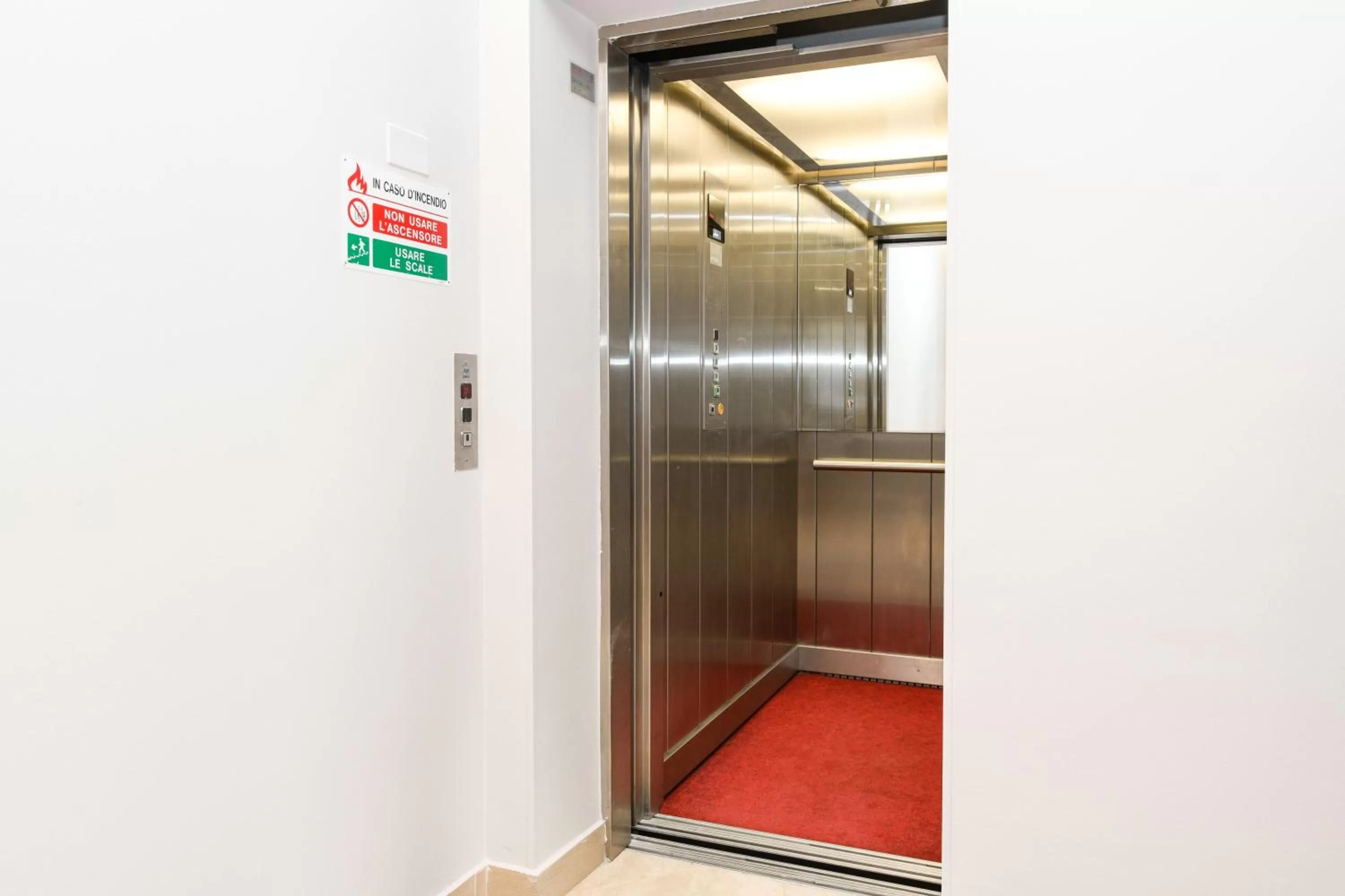 elevator in Hotel Arya by Mauro