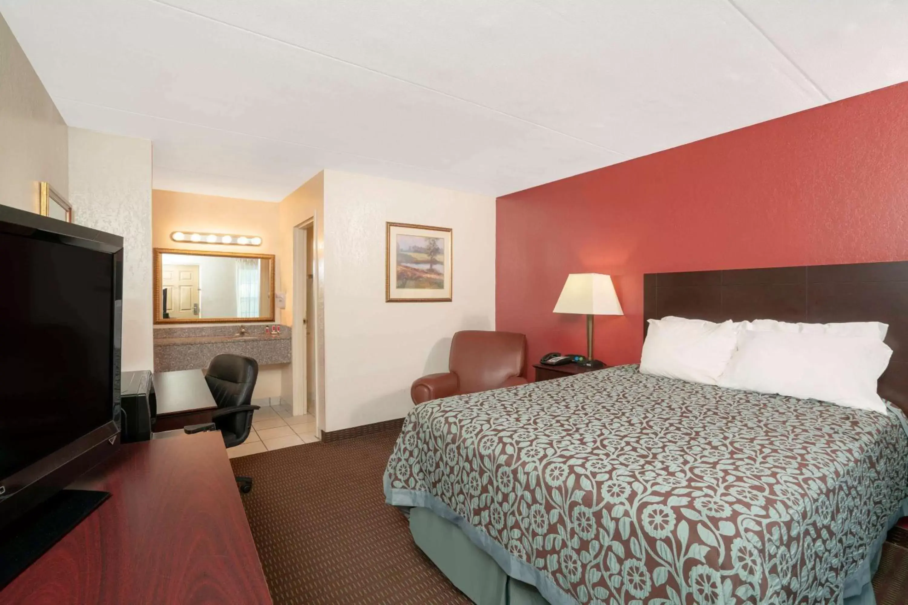 Photo of the whole room, Bed in Days Inn by Wyndham Cave City