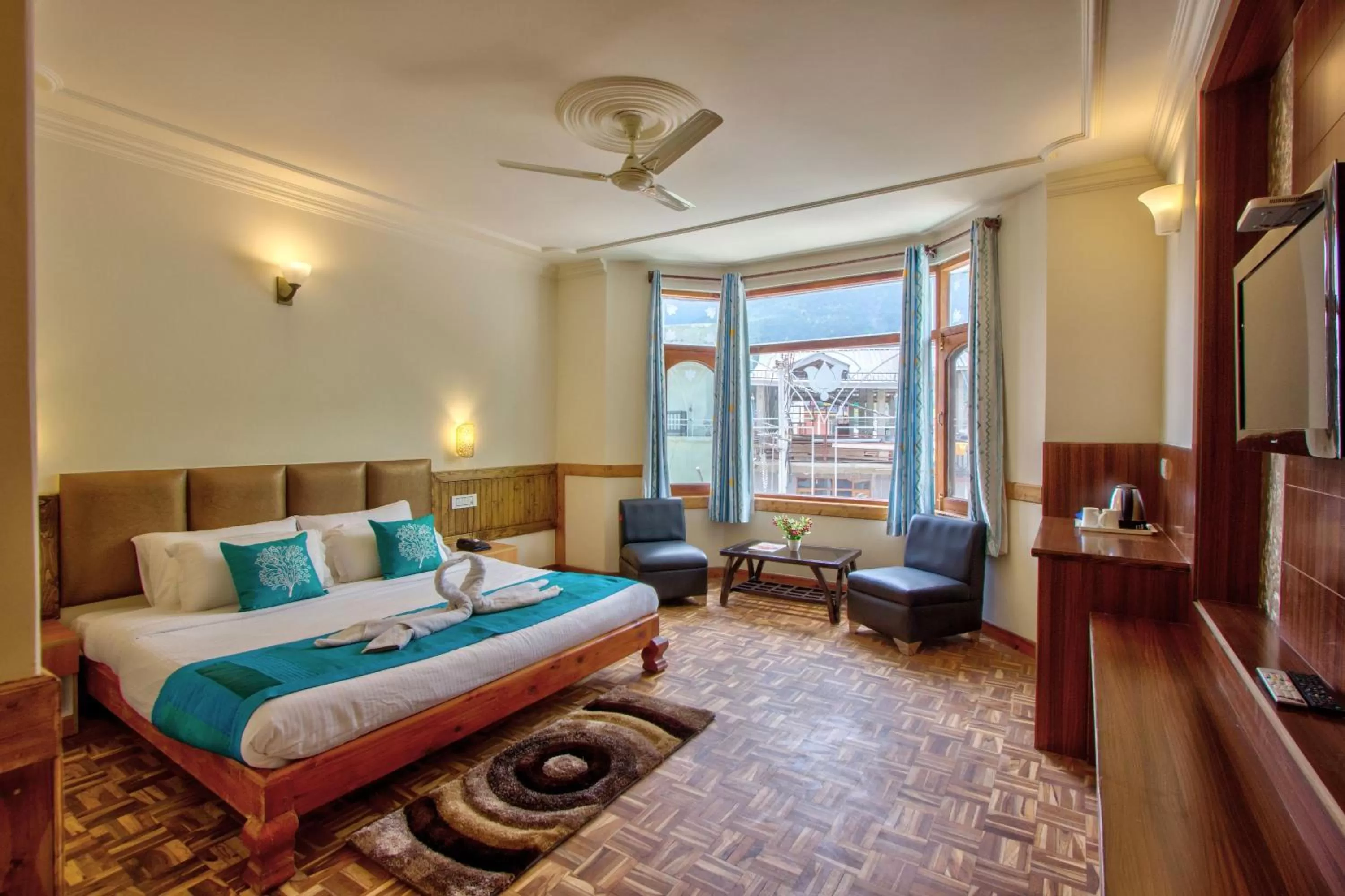 Photo of the whole room, Bed in Woodstock Inn Manali 800 Mtrs from Mall Road