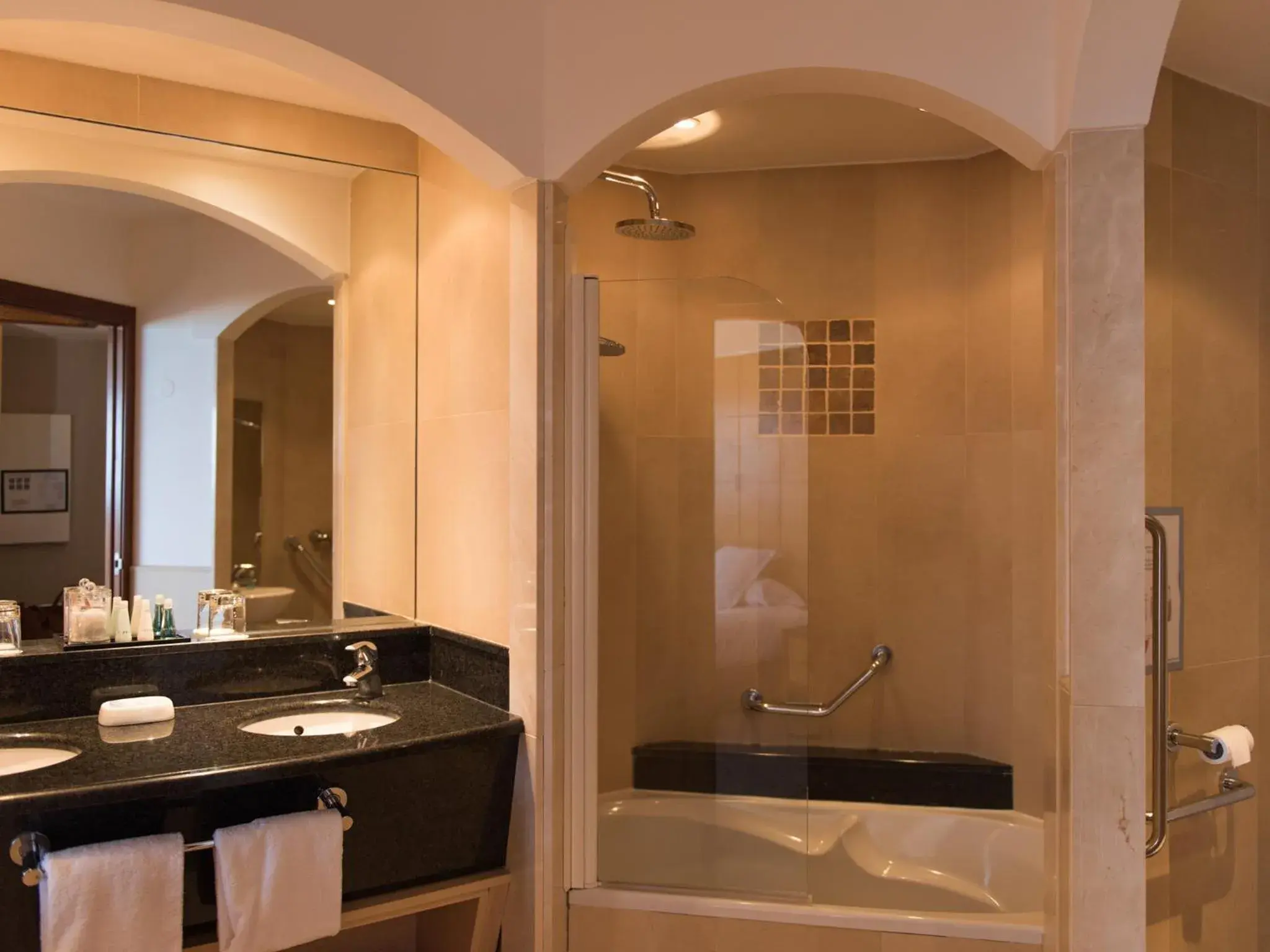 Suite with Sea View Complimentary Spa Access in Grand Hôtel Les Flamants Roses Thalasso & Spa