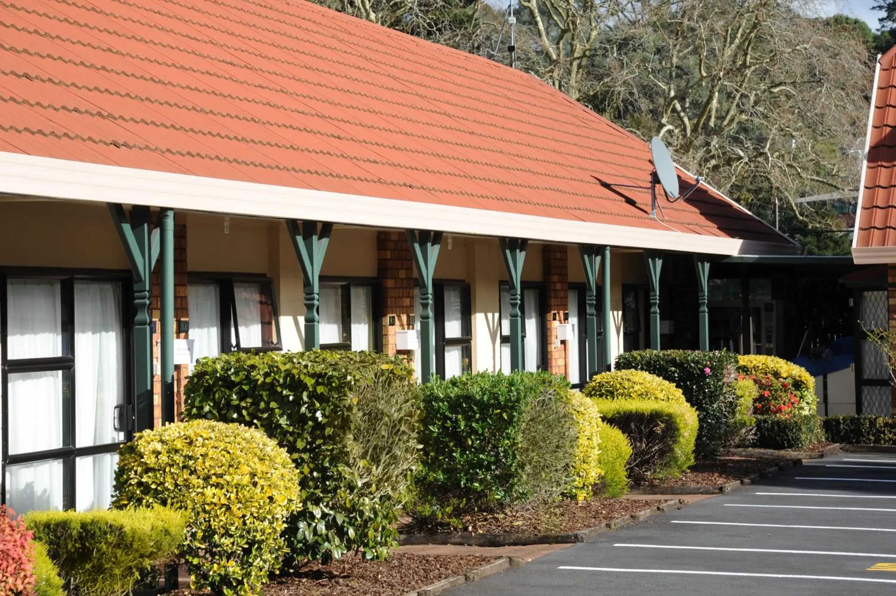 Garden, Property Building in Tudor Court Motor Lodge Hotel