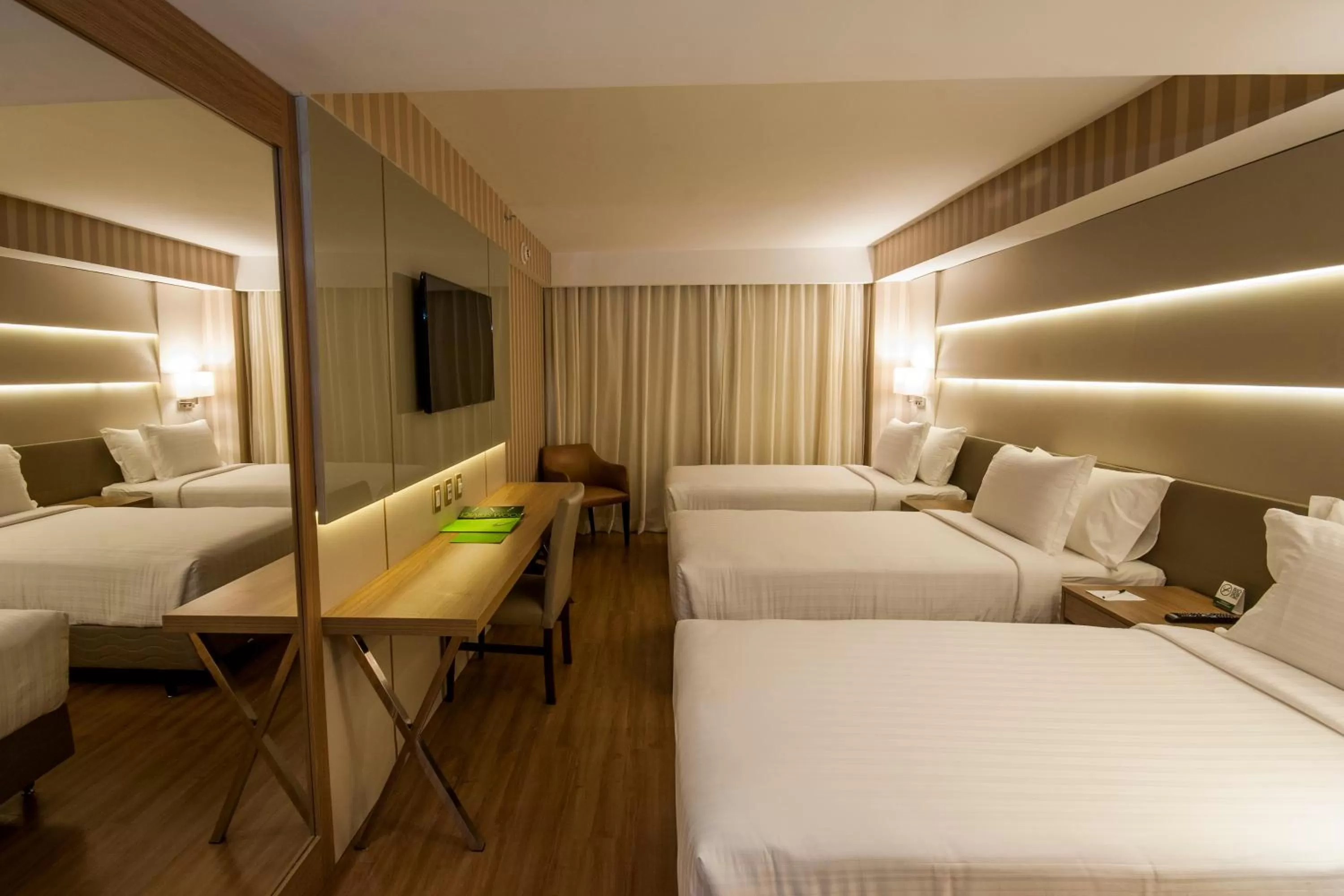 Photo of the whole room, Bed in Américas Copacabana Hotel