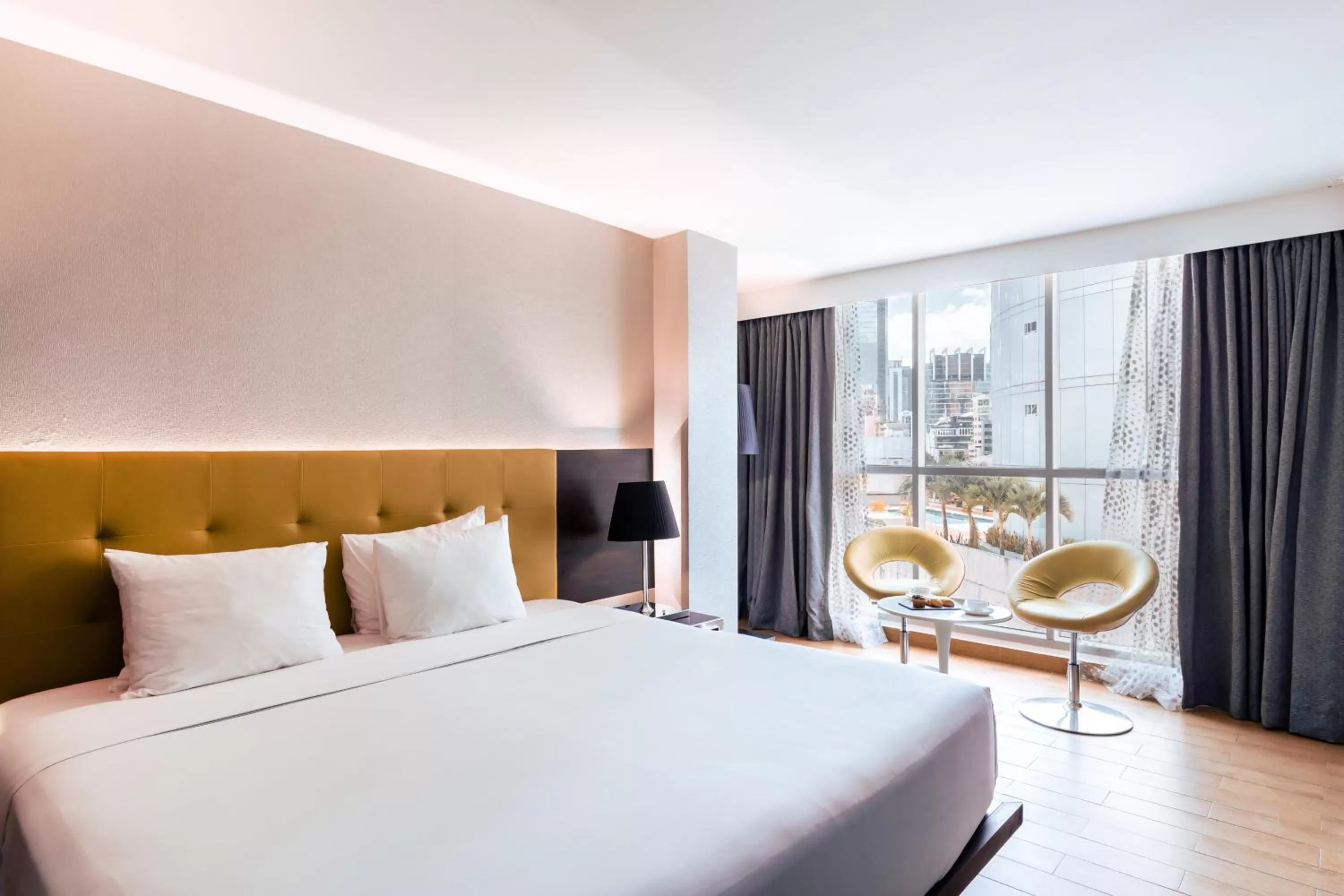 Photo of the whole room, Bed in Exe Oriental Panamá