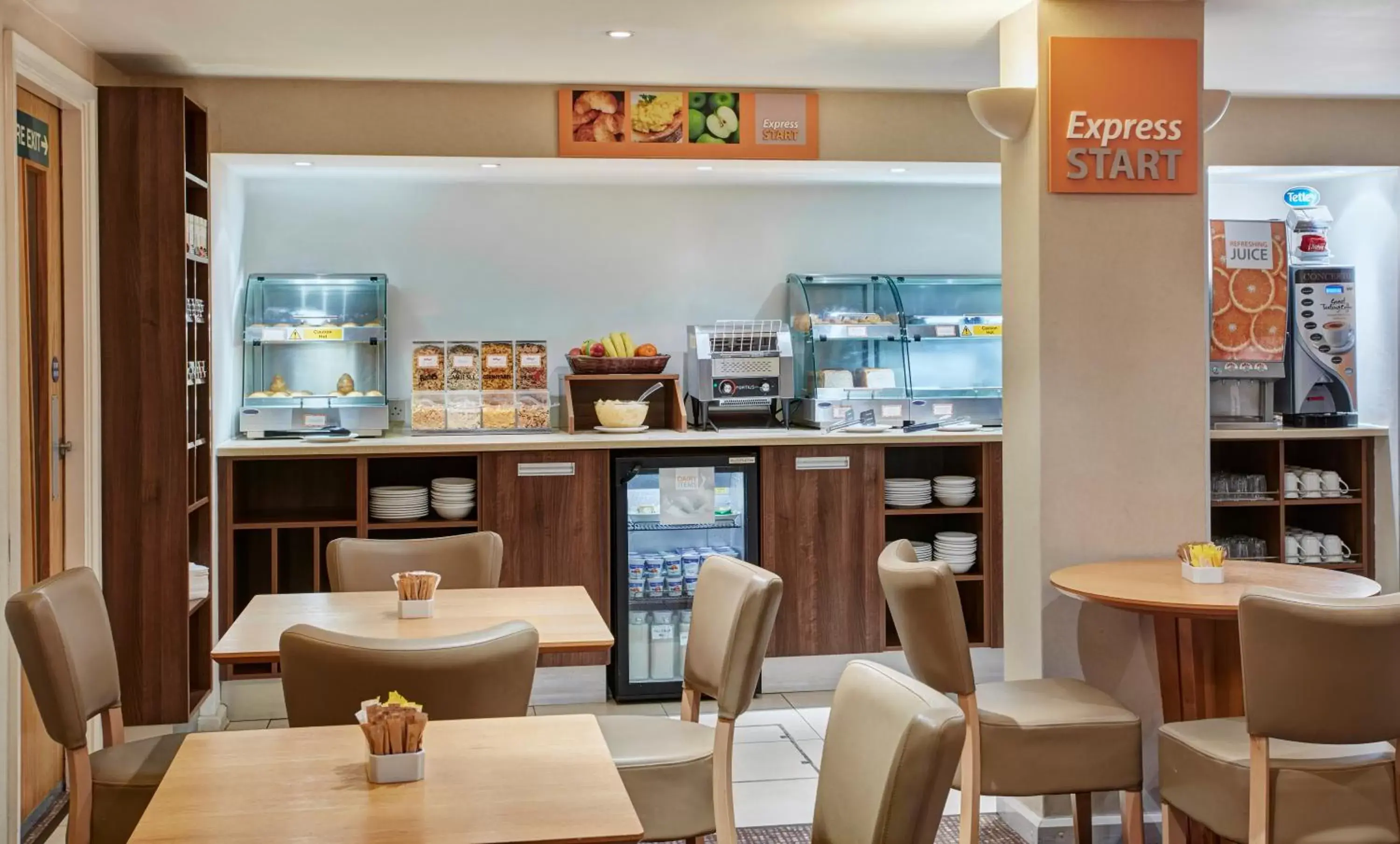 Breakfast, Restaurant/Places to Eat in Holiday Inn Express London Victoria, an IHG Hotel