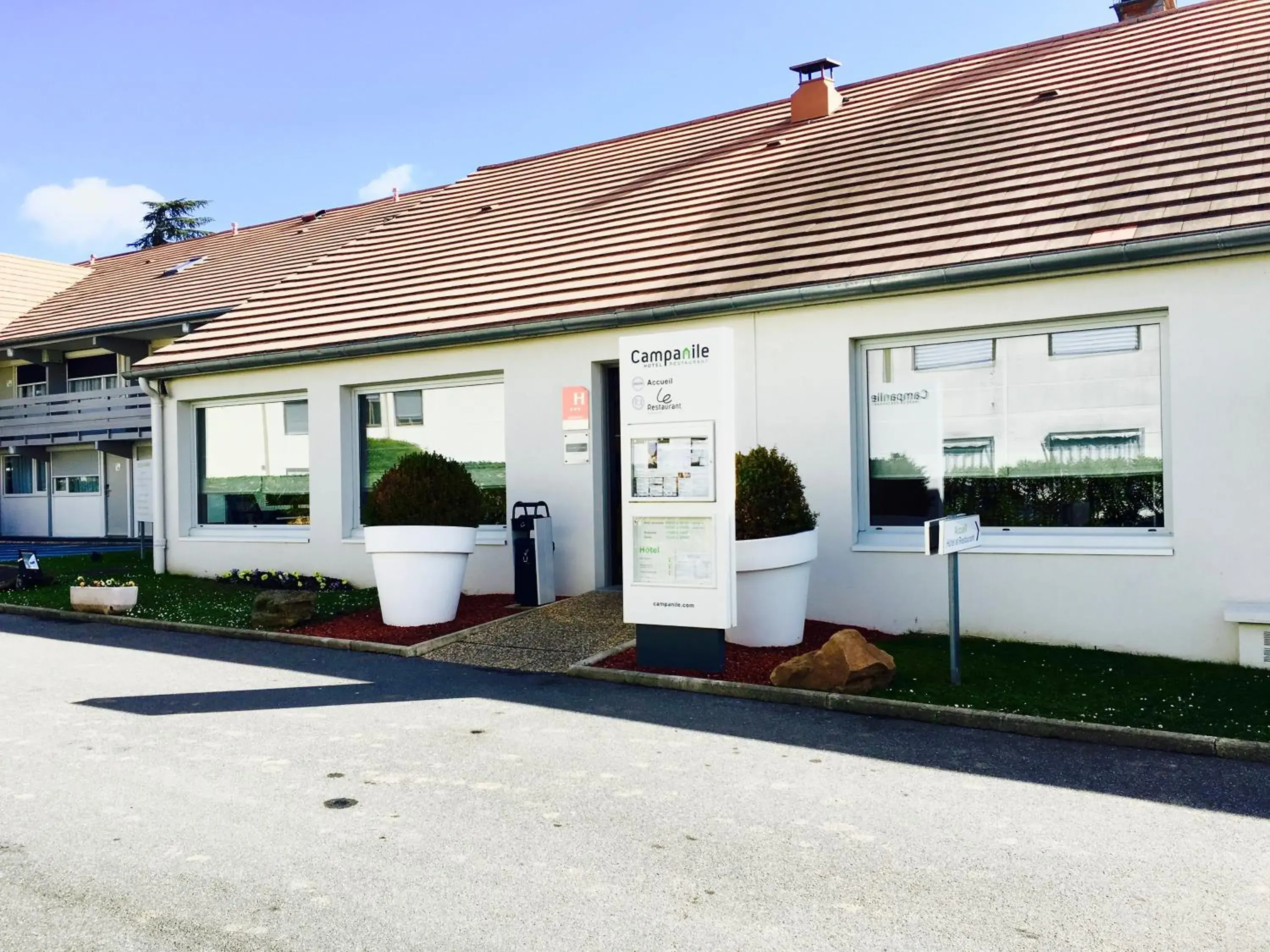 Facade/entrance, Property Building in Campanile Montesson - Le Vésinet