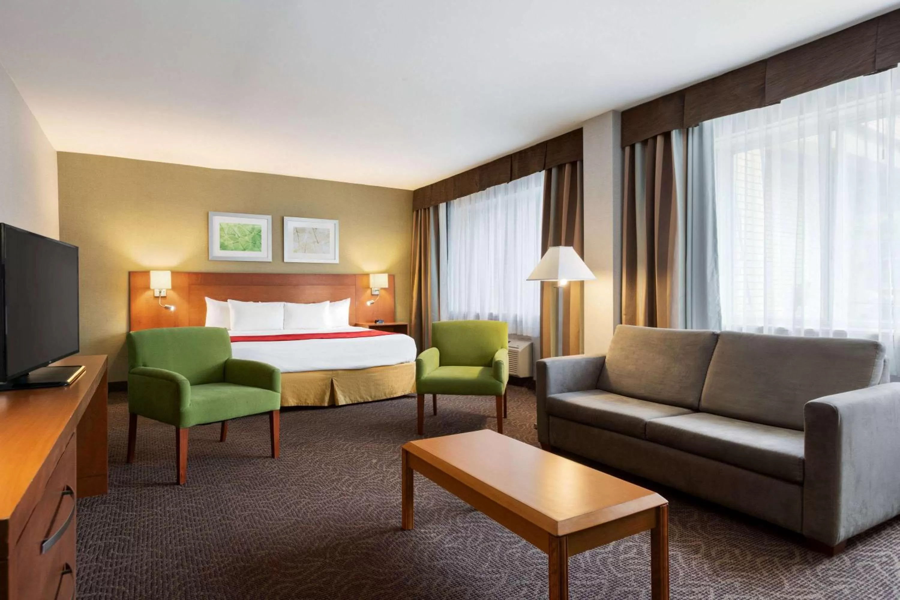 Photo of the whole room, Bed in Ramada Plaza by Wyndham Montreal