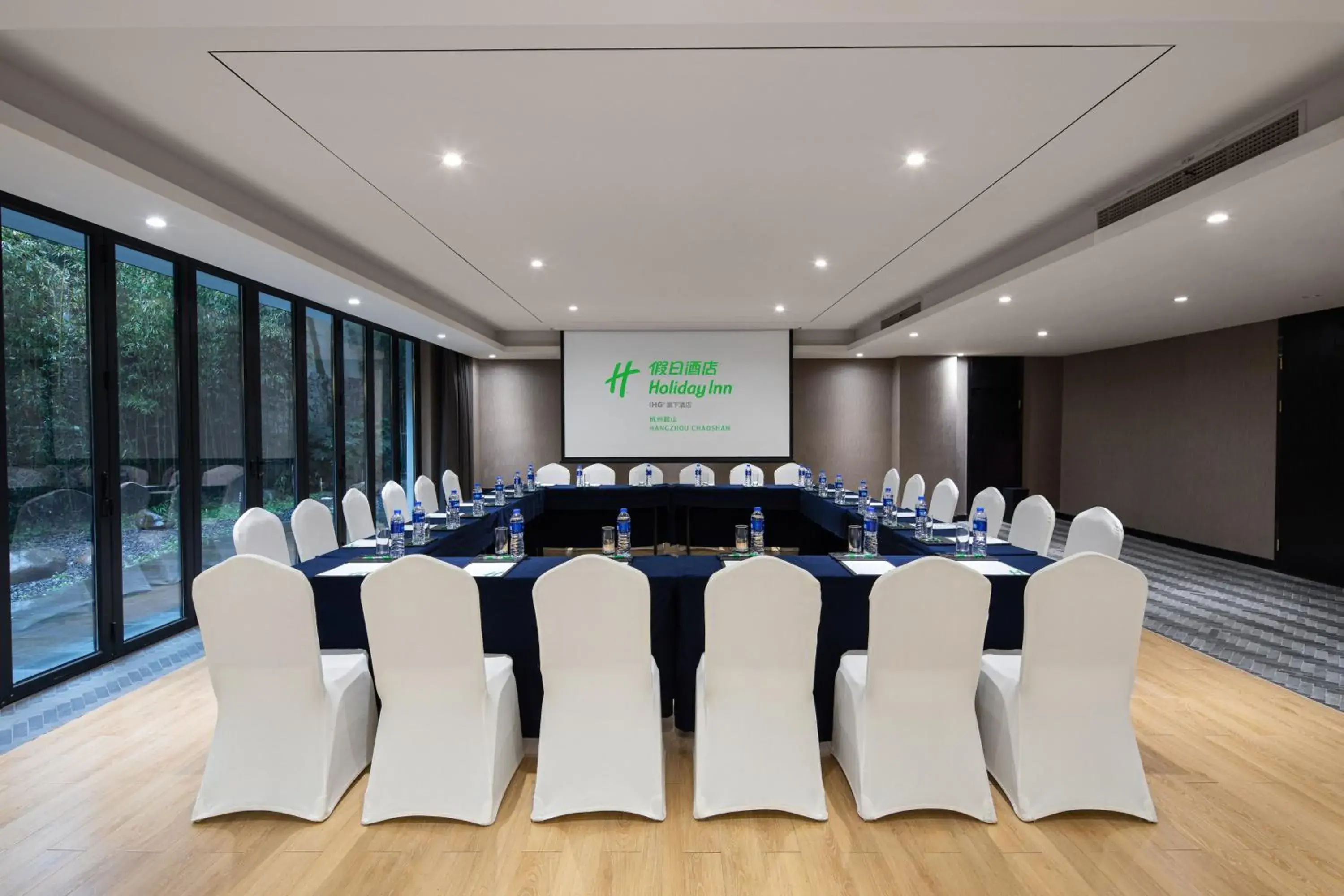 Meeting/conference room in Holiday Inn Hangzhou Chaoshan, an IHG Hotel