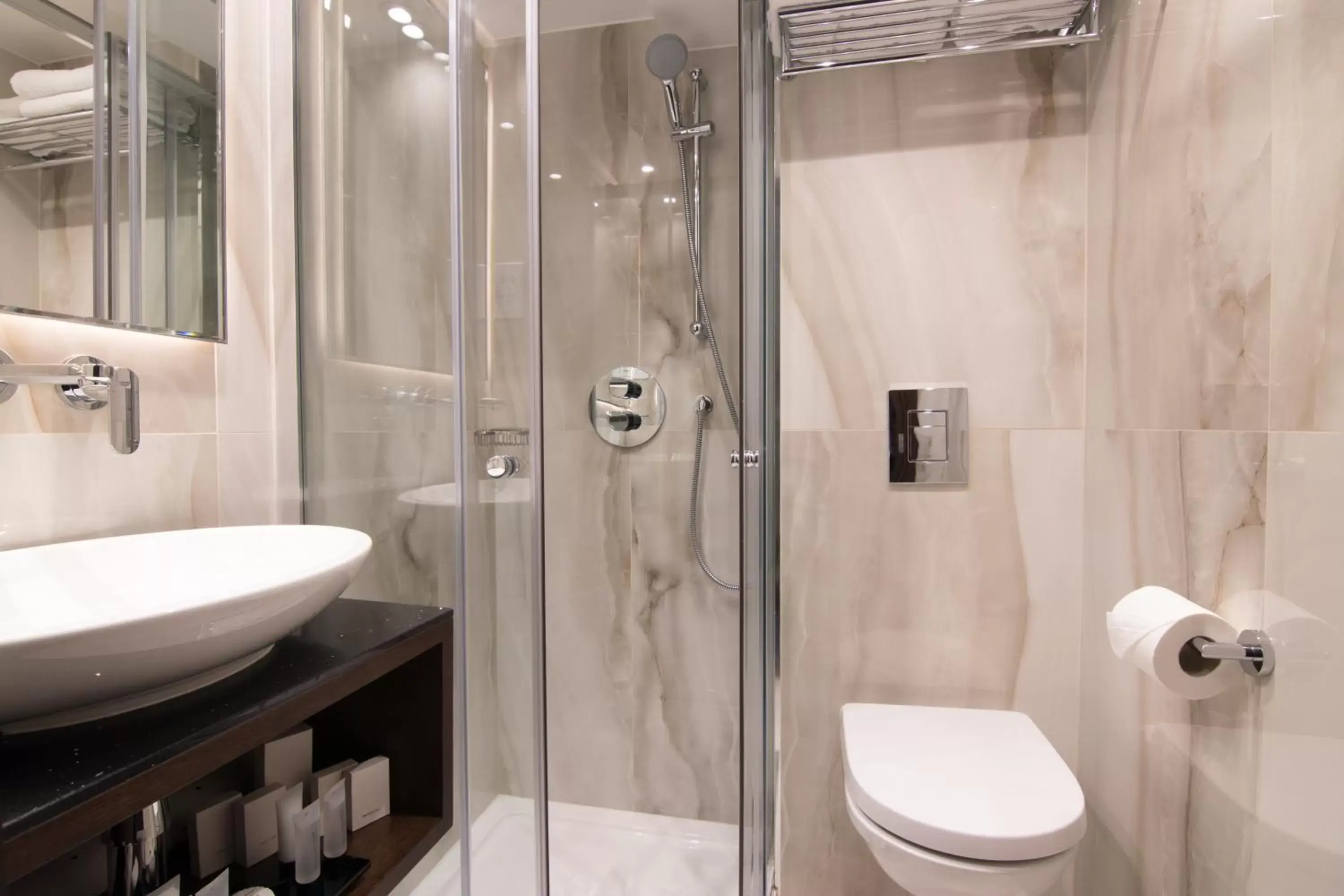 Shower, Bathroom in The Chilworth London Paddington