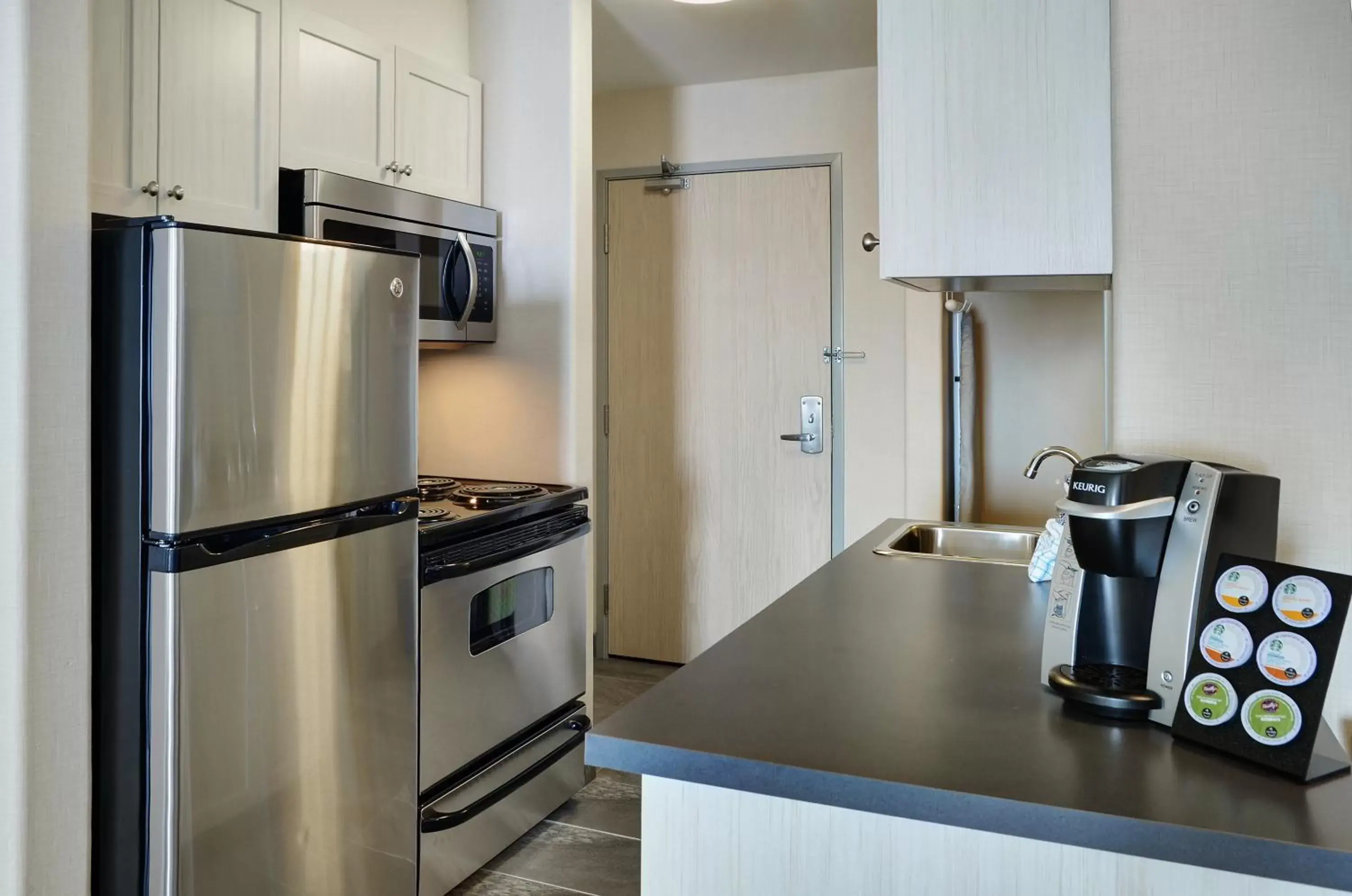 Kitchen or kitchenette, Kitchen/Kitchenette in Pomeroy Inn and Suites Vermilion