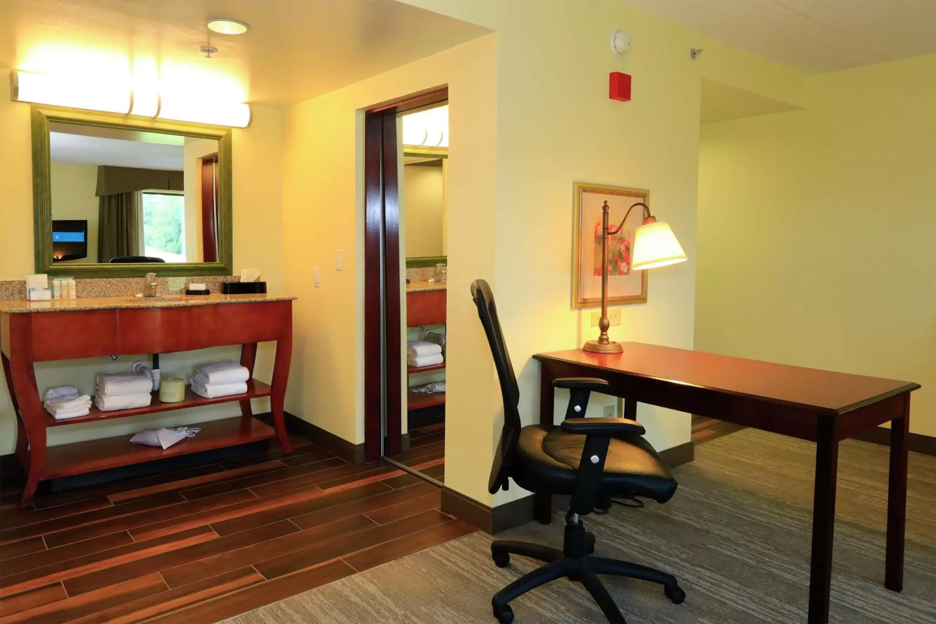 Bedroom, Bathroom in Hampton Inn and Suites of Lamar