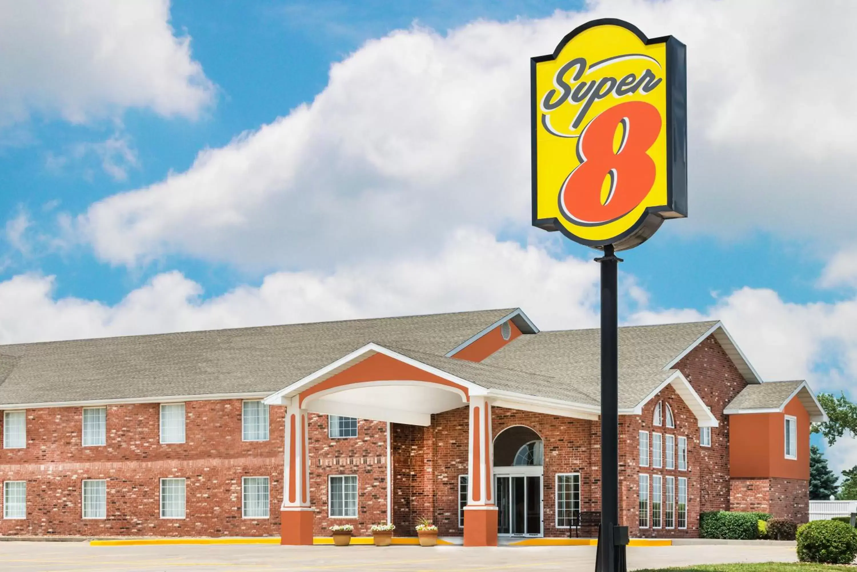 Property Building in Super 8 by Wyndham Bolivar