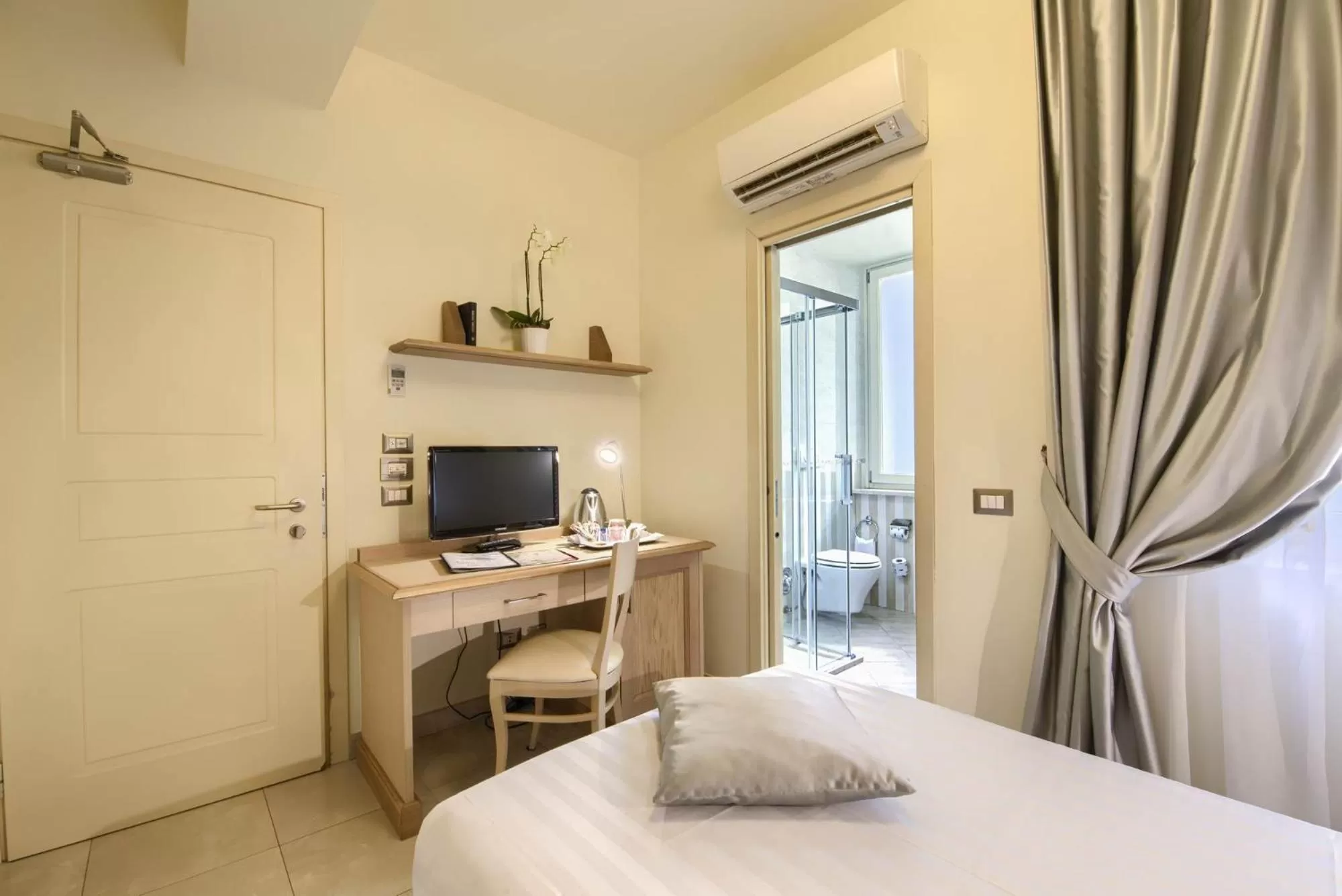 Shower, Bed in Domus Australia