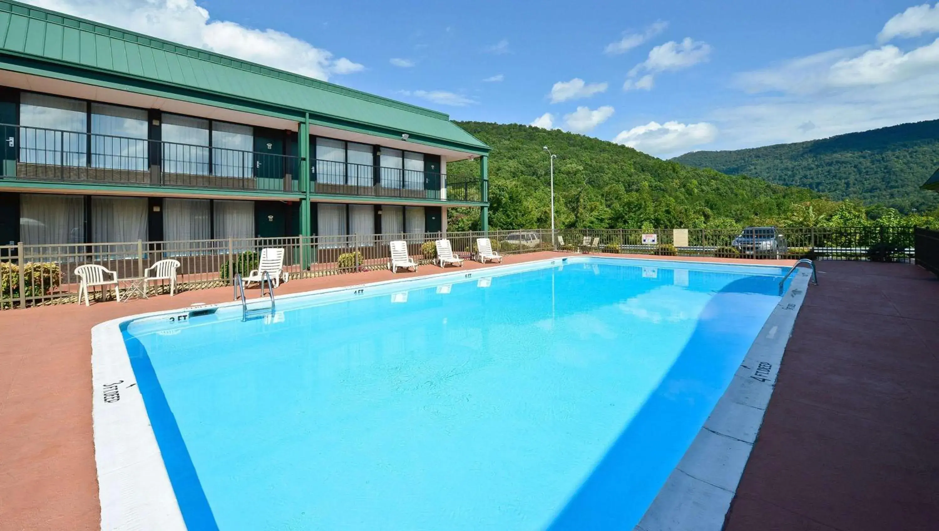 Swimming Pool in Magnuson Hotel Mountain View