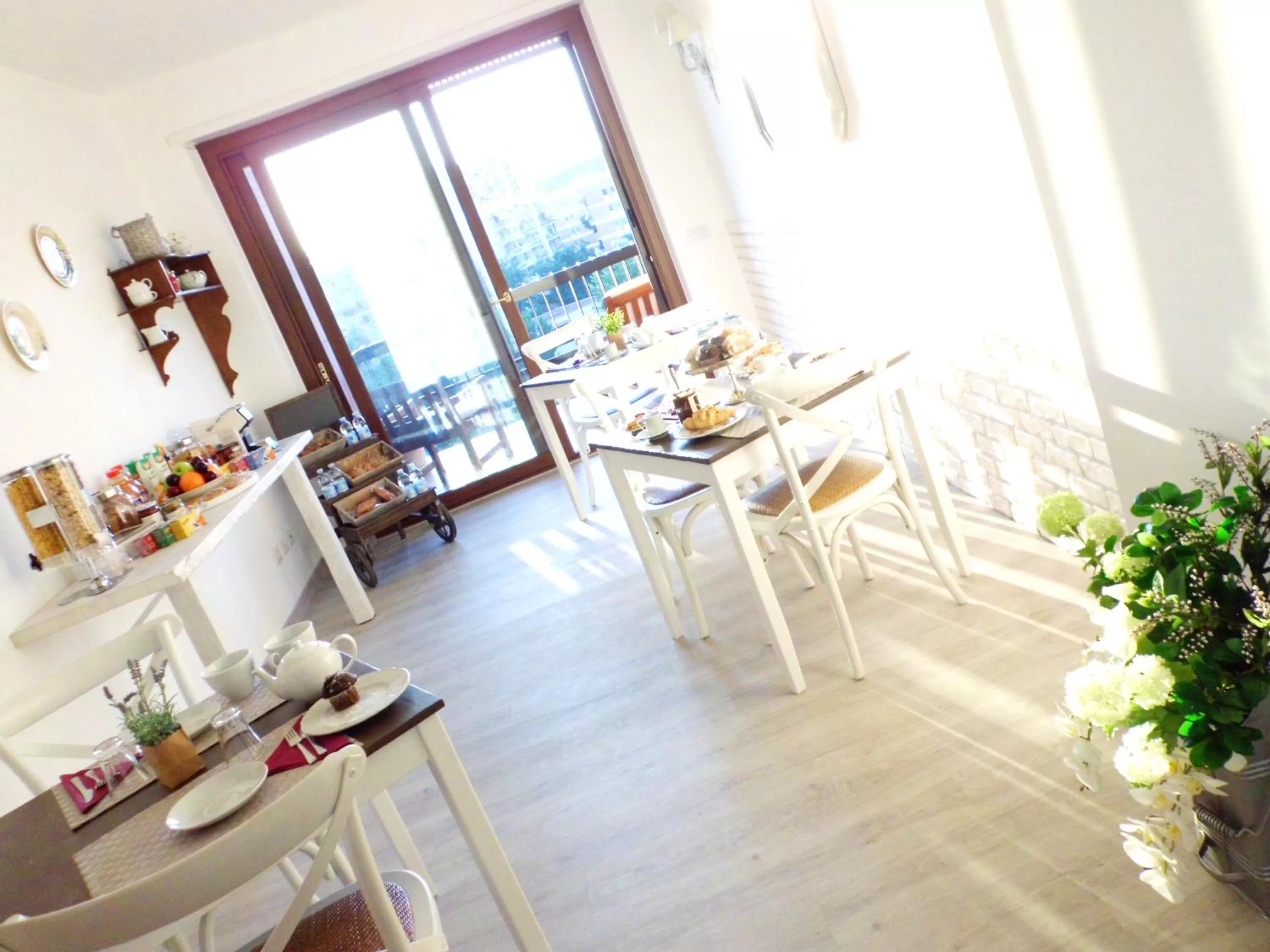 Communal lounge/ TV room in B&B More Than Rome