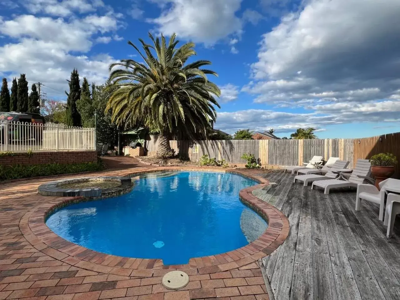 Swimming Pool in Summerhill Motor Inn