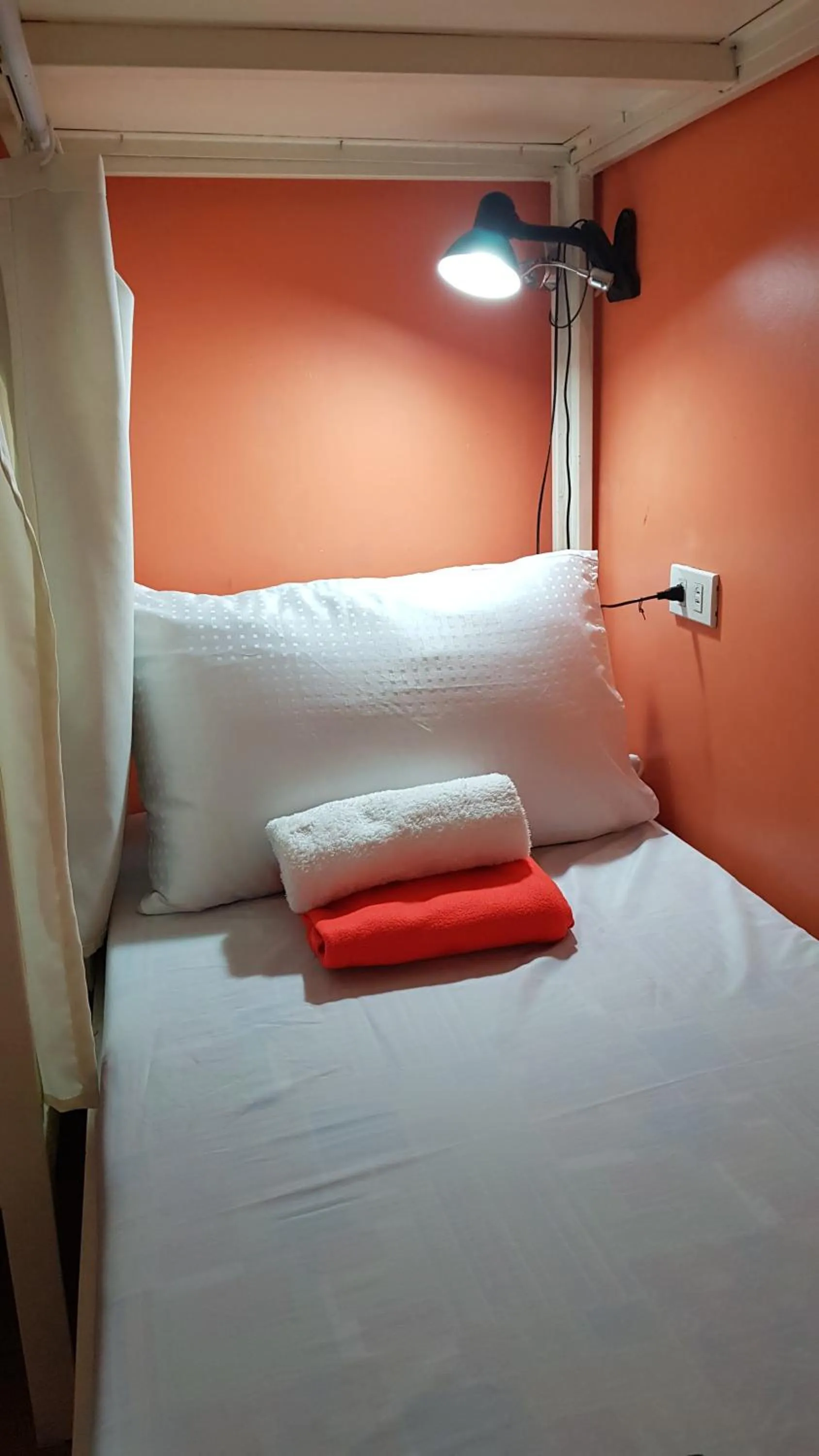 Bed in Crossroads Hostel Manila
