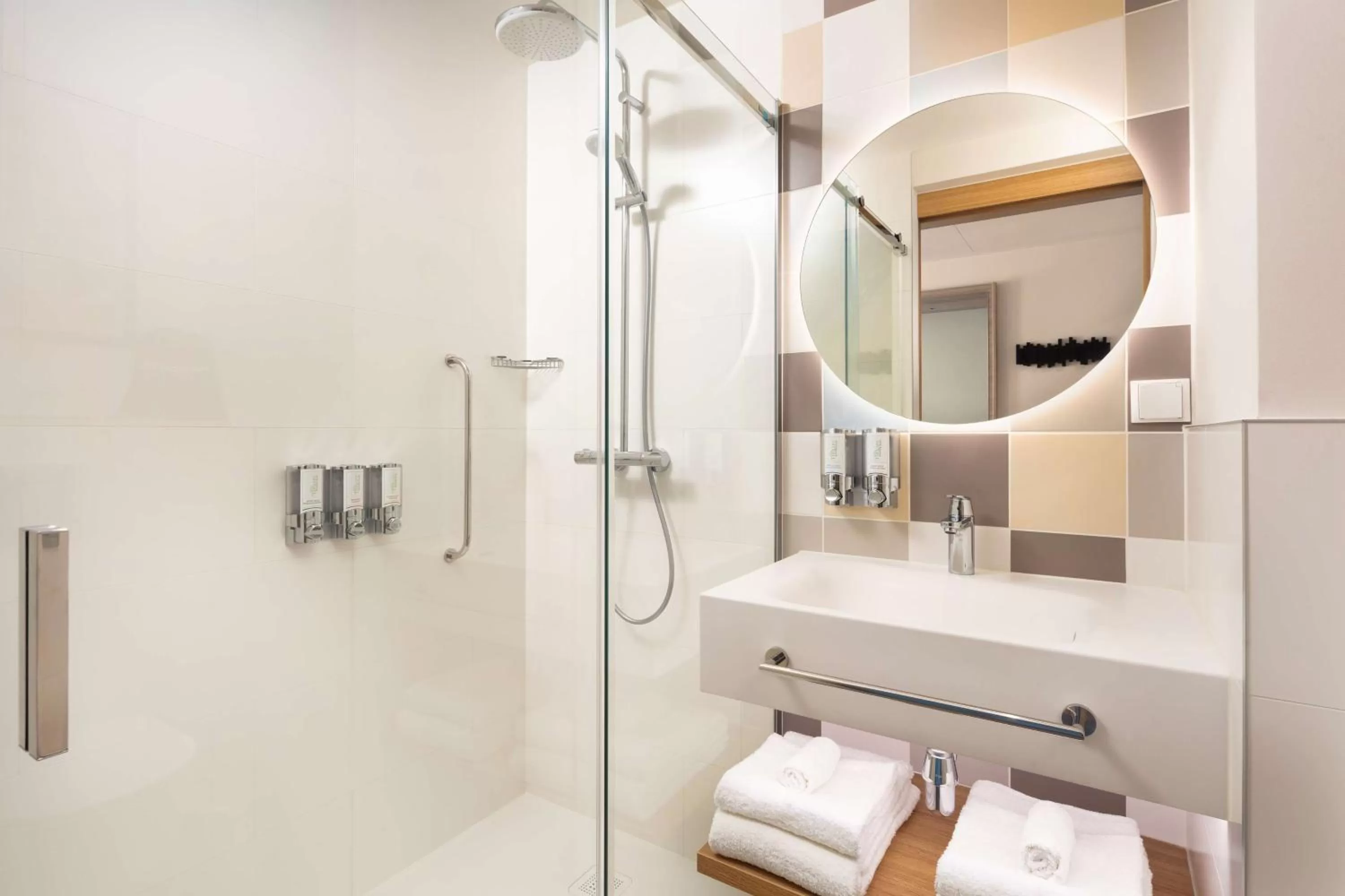 Bathroom in Hampton by Hilton Łódź City Center