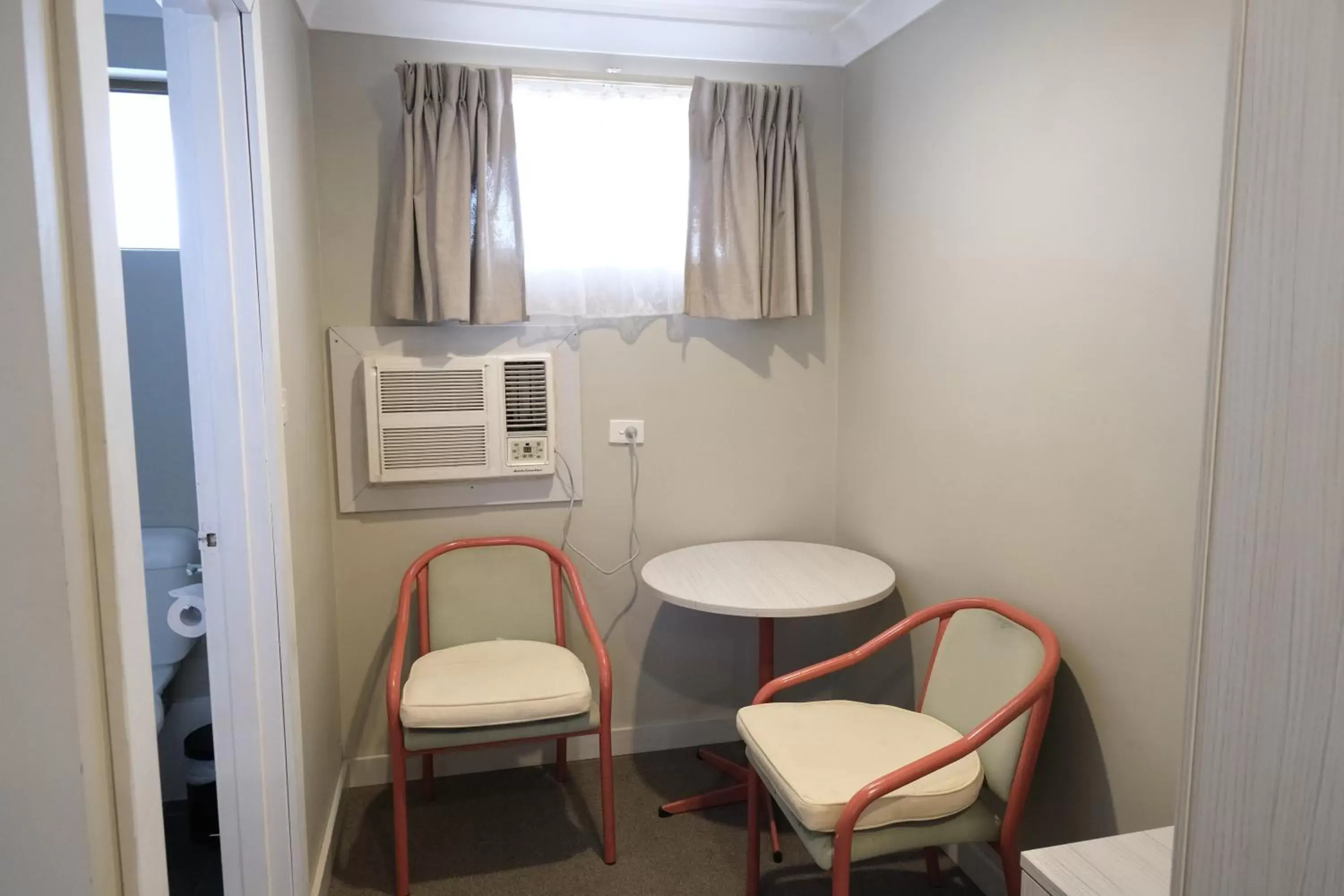 Bedroom, Seating Area in Sapphire Palms Motel