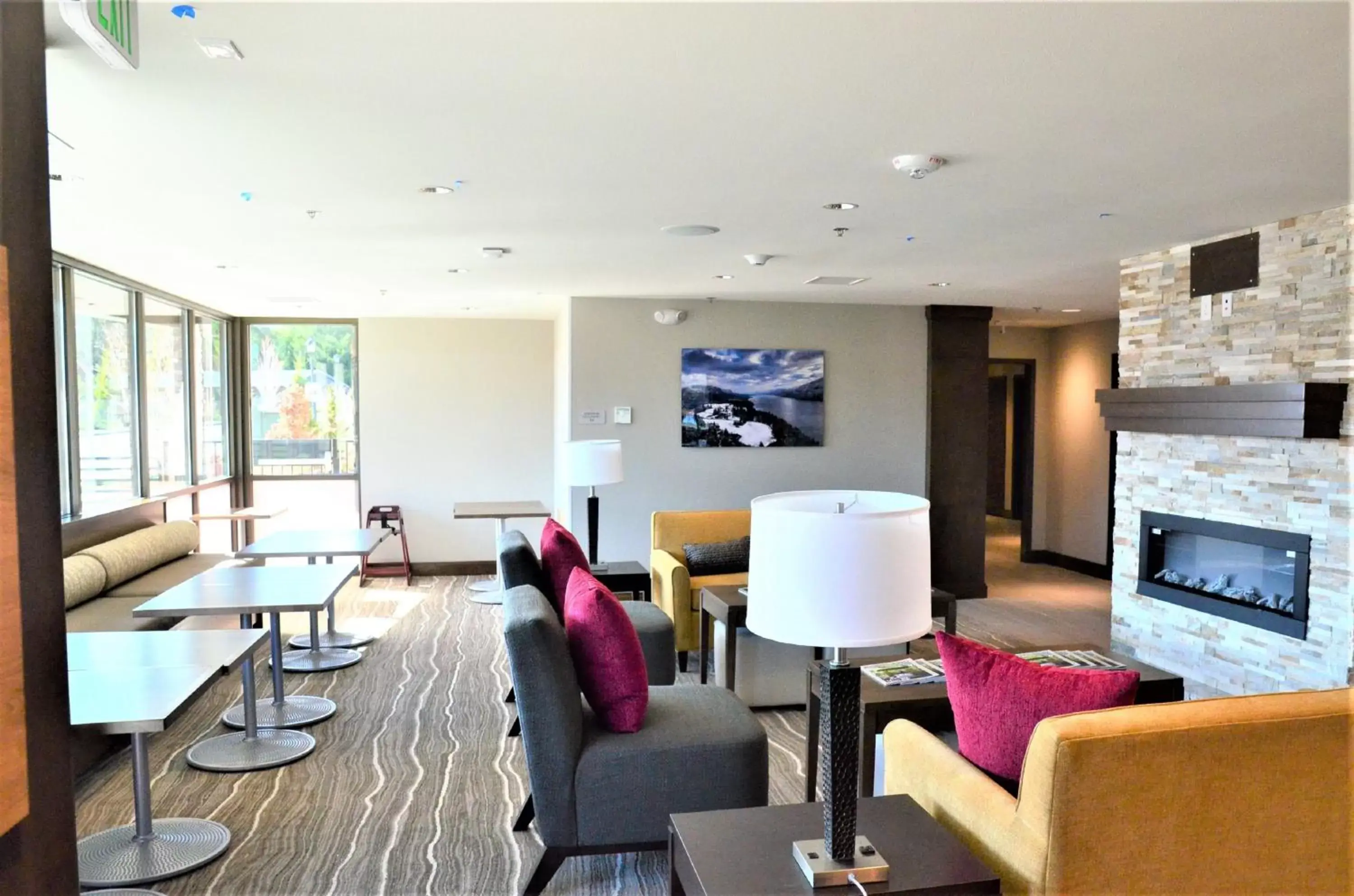 Lobby or reception, Lounge/Bar in Staybridge Suites - Orenco Station, an IHG Hotel