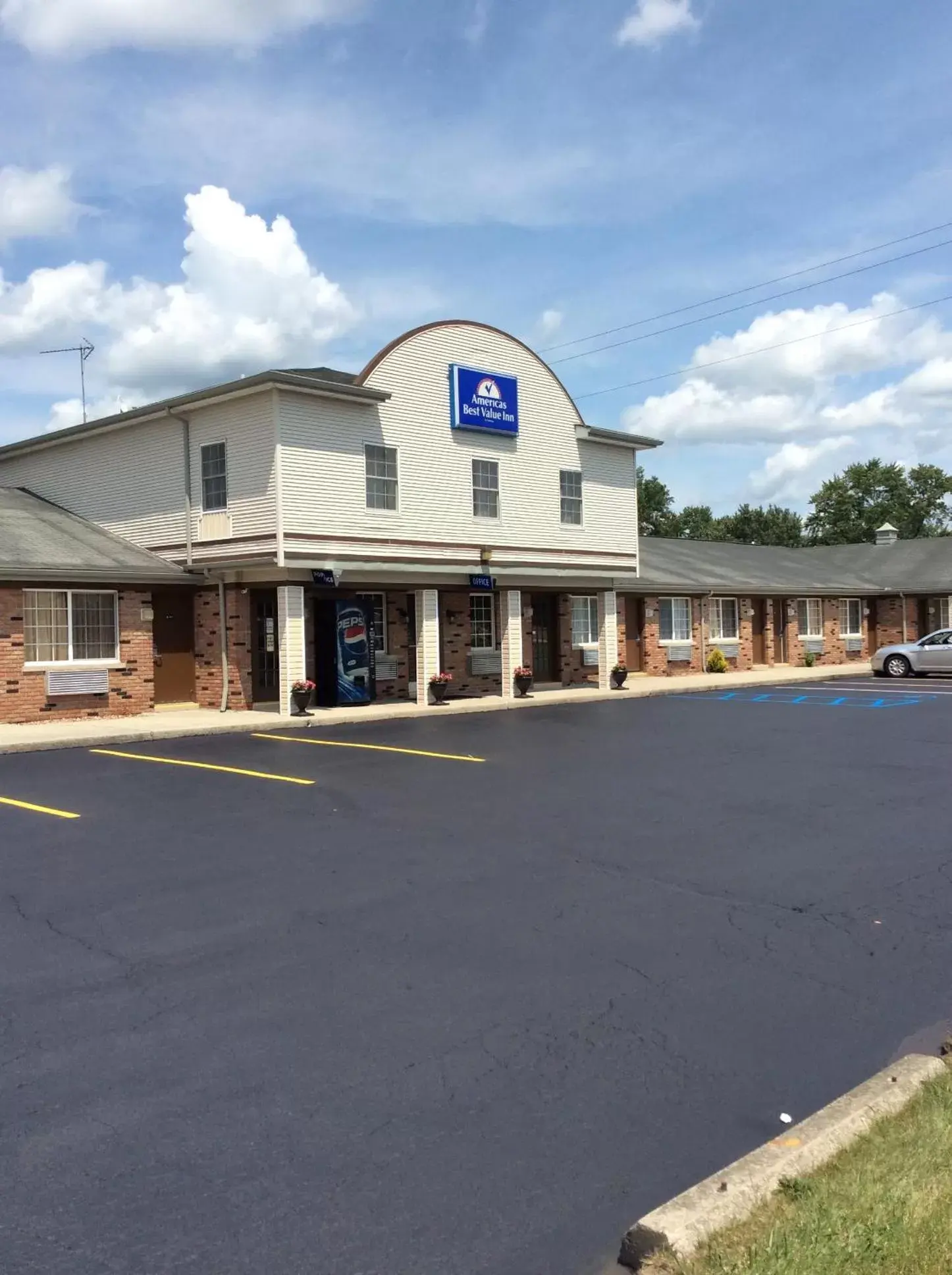 Facade/entrance, Property Building in Americas Best Value Inn Decatur, IN
