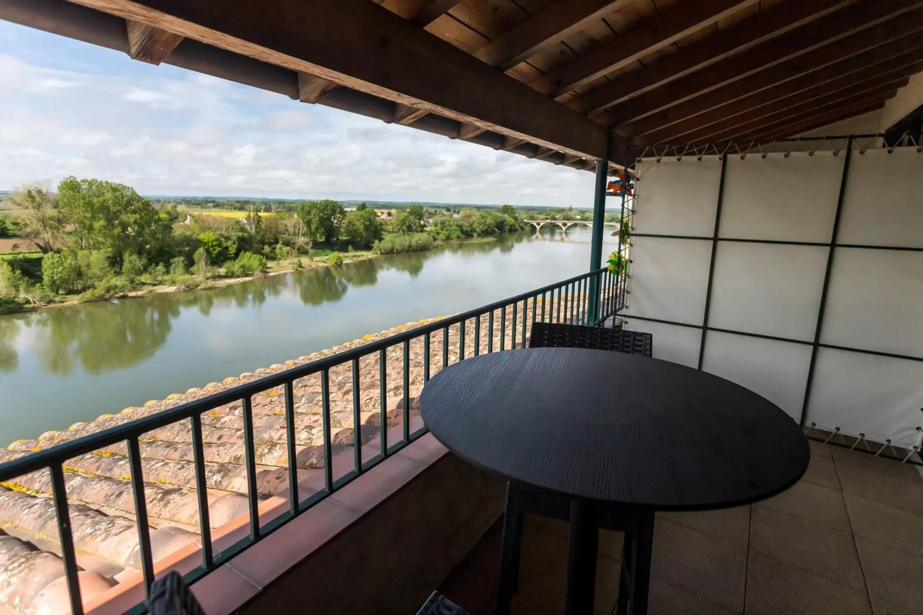 Patio, Balcony/Terrace in HOTEL restaurant CÔTE GARONNE le BALCON DES DAMES - Tonneins Marmande Agen - chambres climatisées