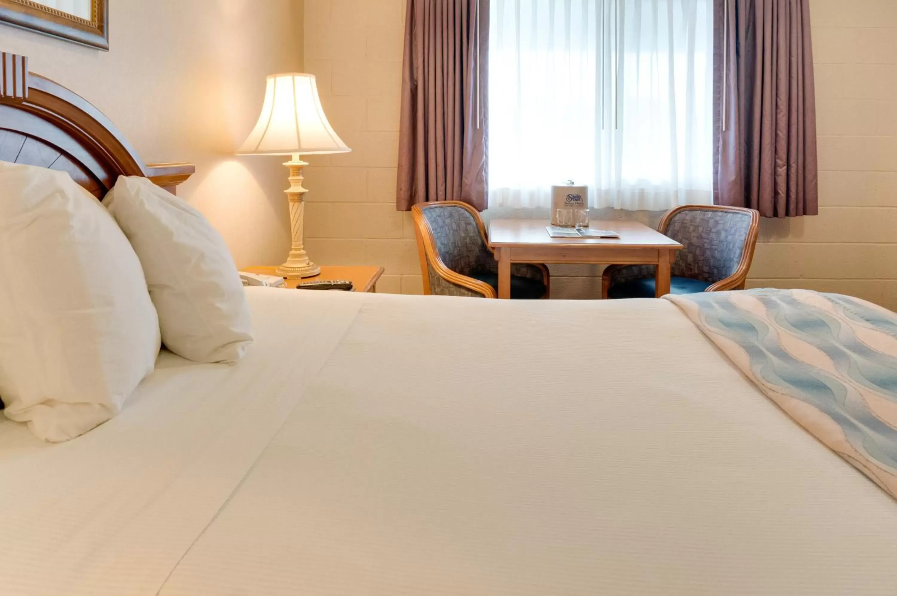 Seating area, Bed in Shilo Inn Suites Seaside Oceanfront