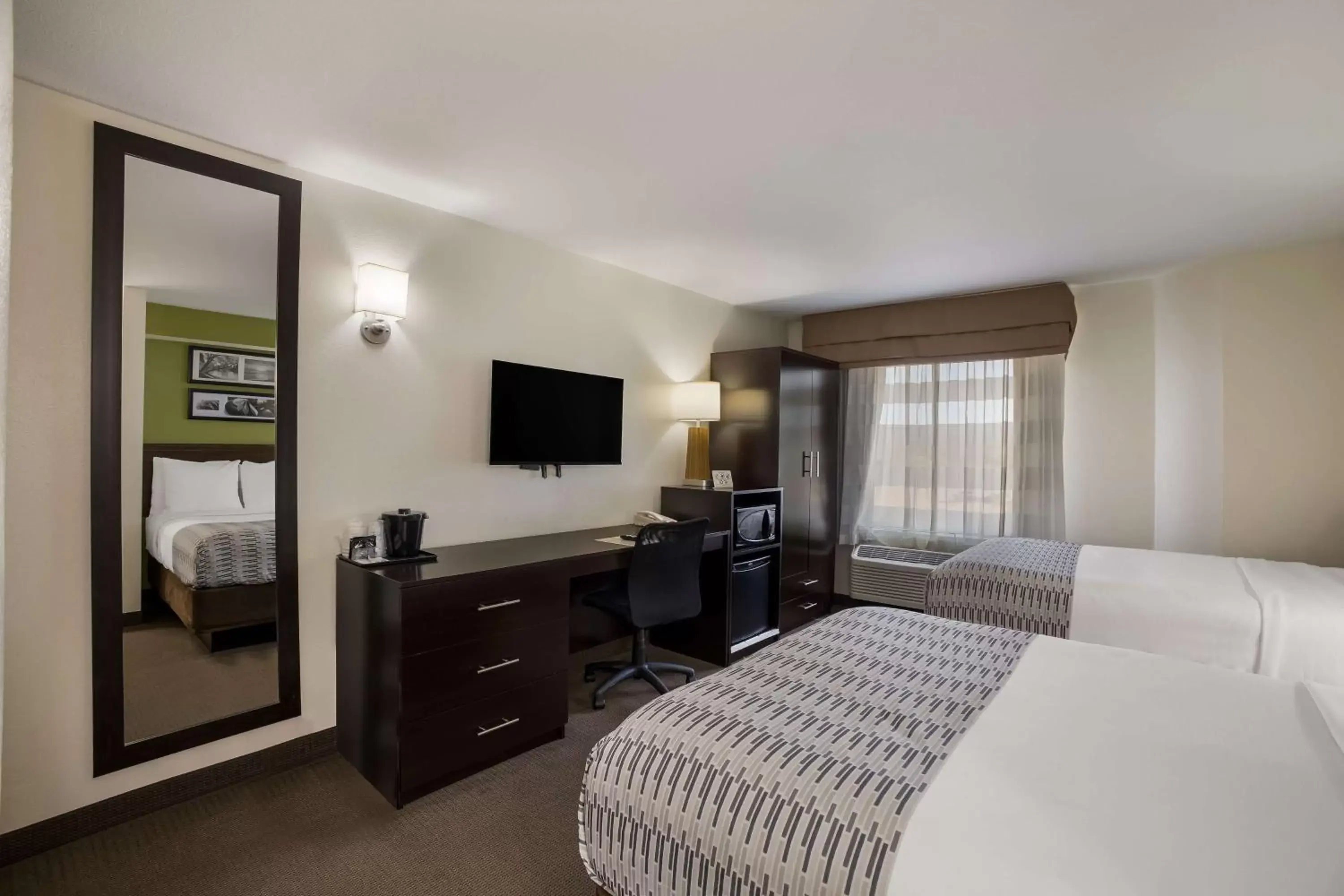 Bedroom, TV/Entertainment Center in Surestay Plus Hotel by Best Western Superstition Springs