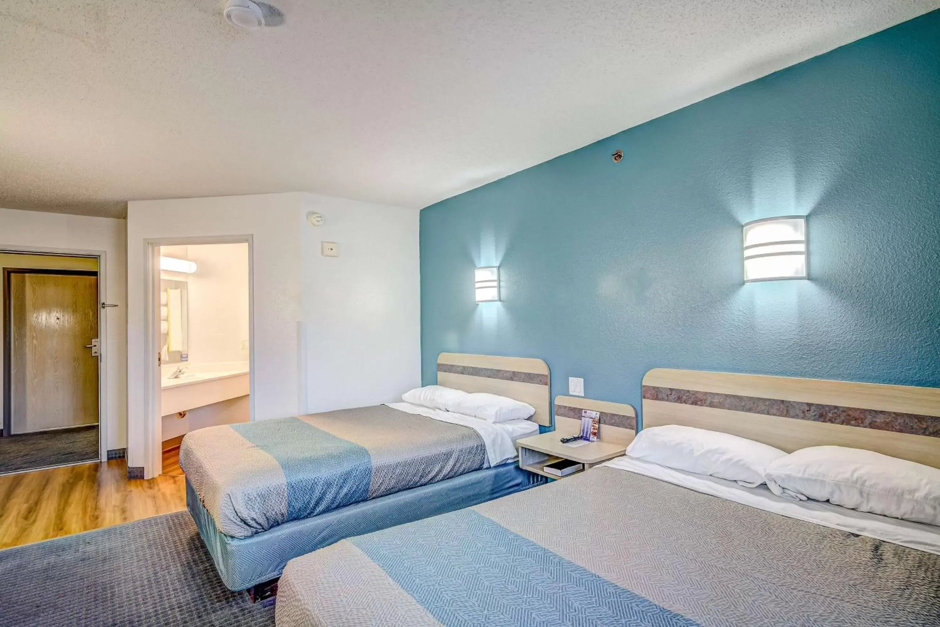 Photo of the whole room, Bed in Motel 6-Menomonie, WI