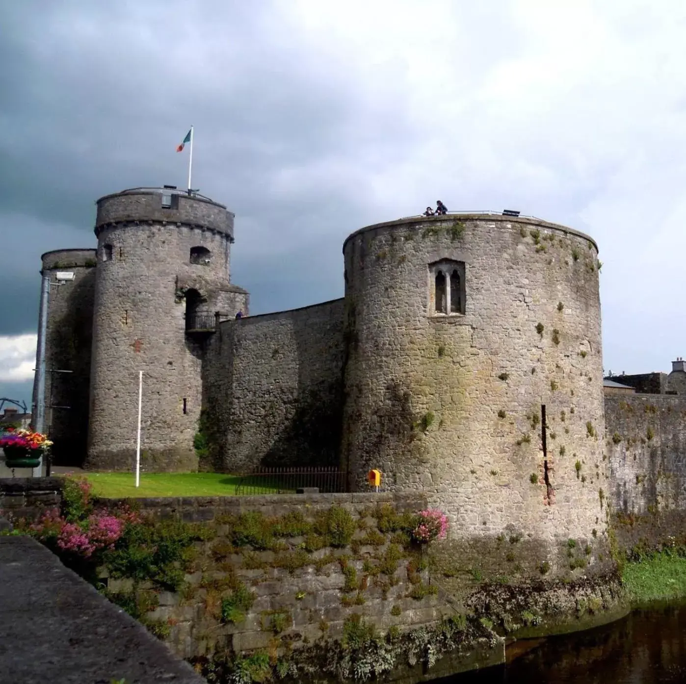 Property building in Treacys Oakwood Hotel, Shannon Property building in Treacys Oakwood Hotel, Shannon