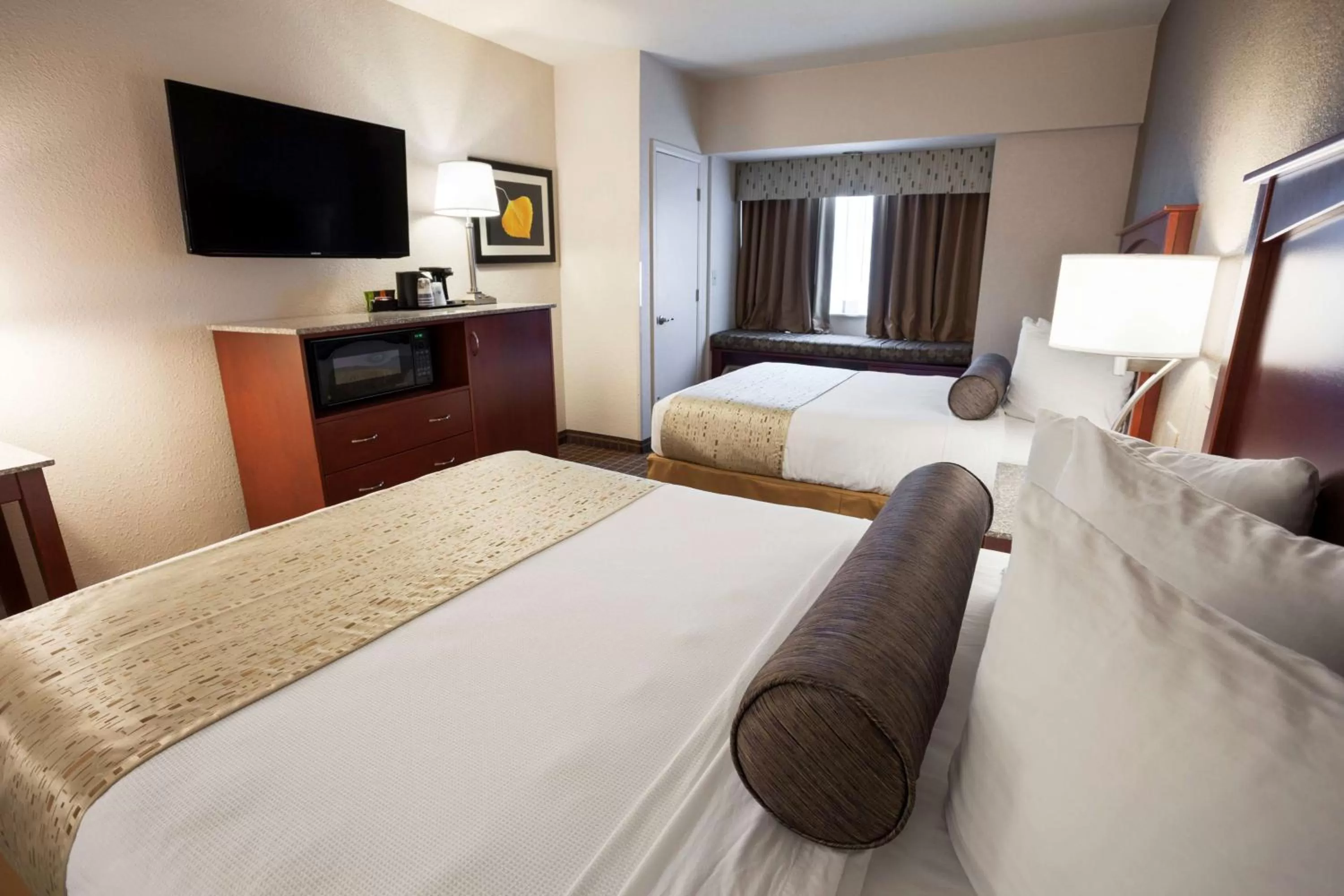 Queen Room with Roll in Shower  in Best Western Plus Peak Vista Inn & Suites