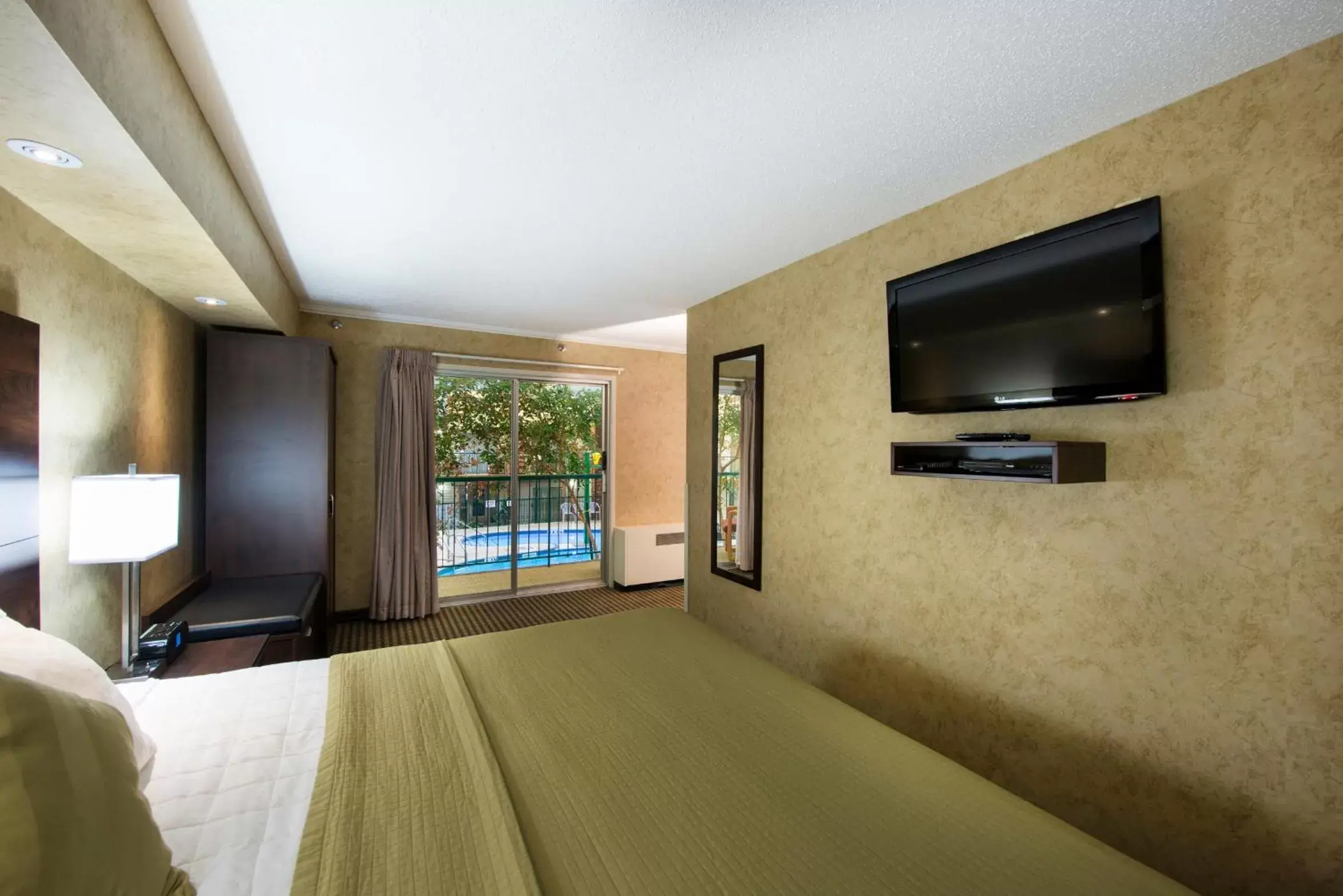 TV and multimedia, TV/Entertainment Center in Victoria Inn Hotel & Convention Centre Brandon