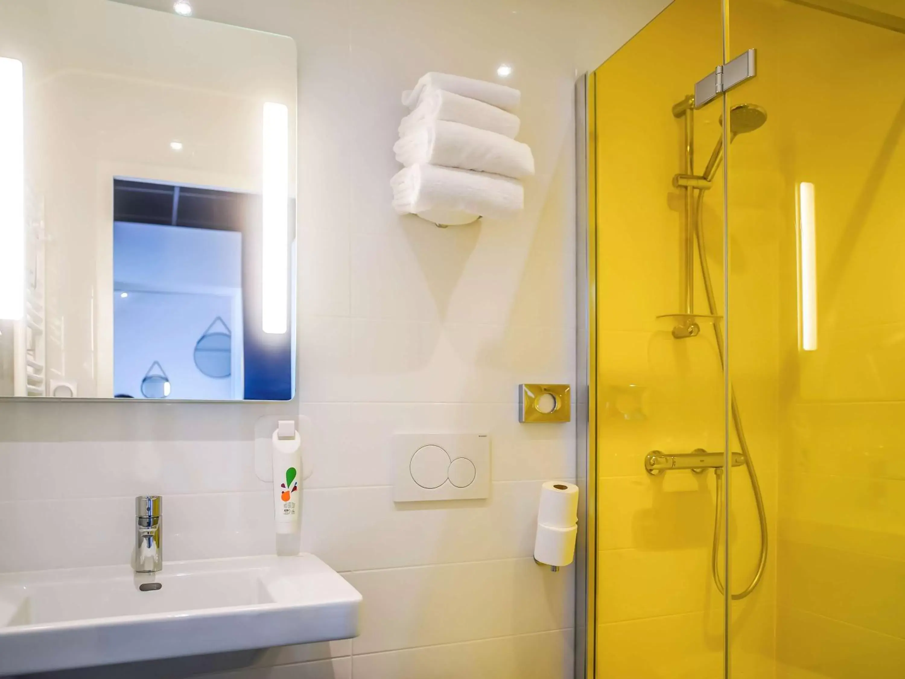 Photo of the whole room, Bathroom in ibis Styles Saumur Gare Centre