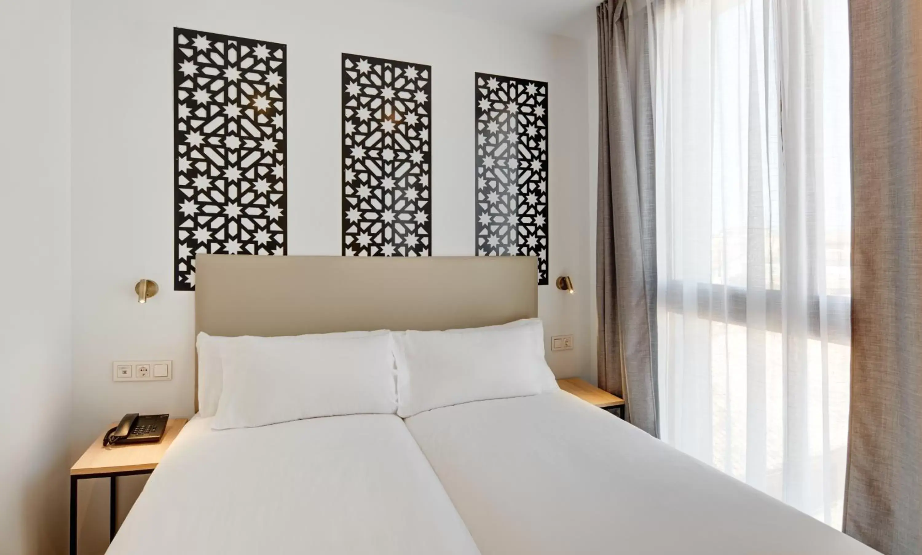 Bed in Sercotel Granada Suites