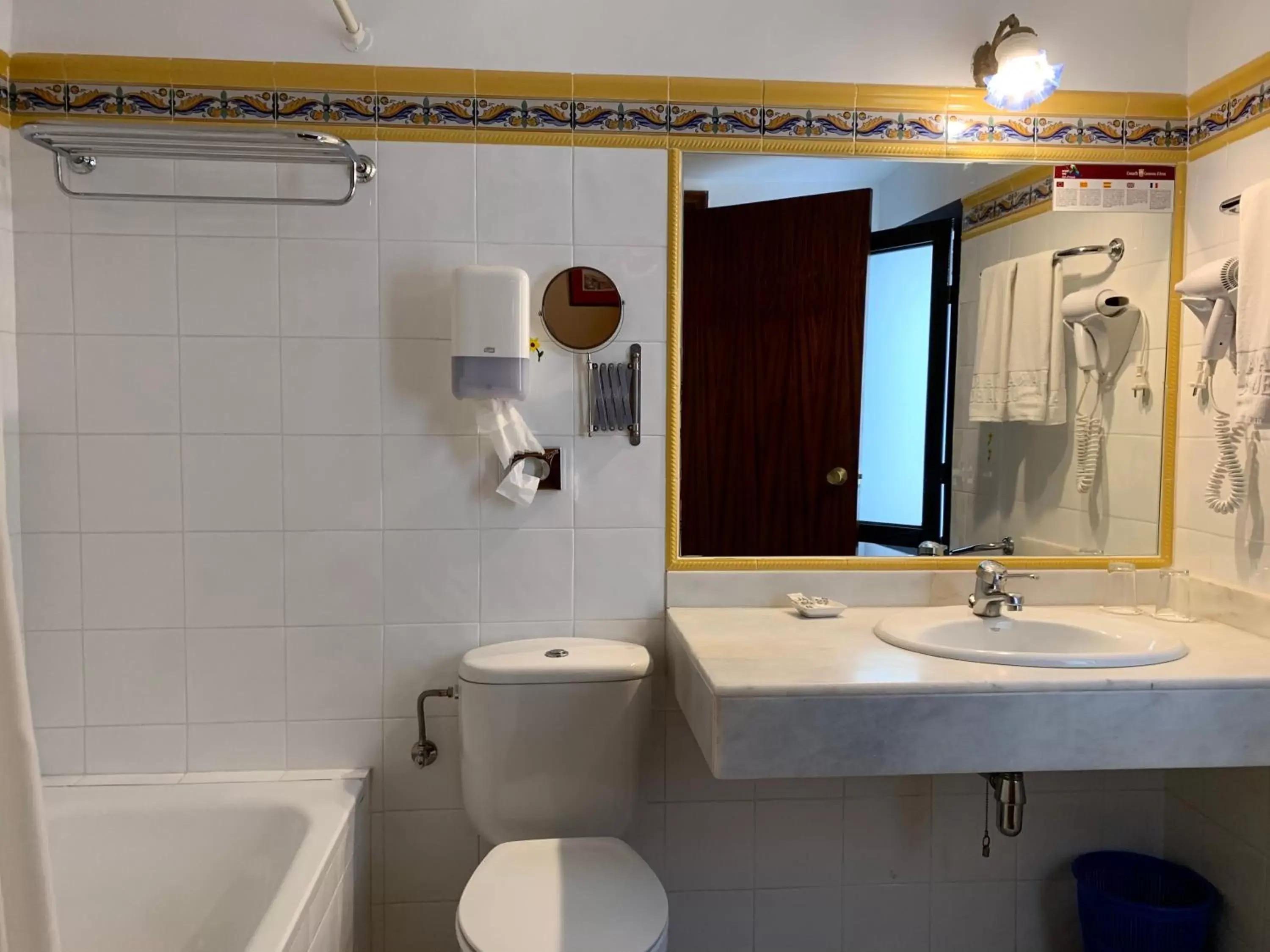 Bathroom in Hotel Aran La Abuela
