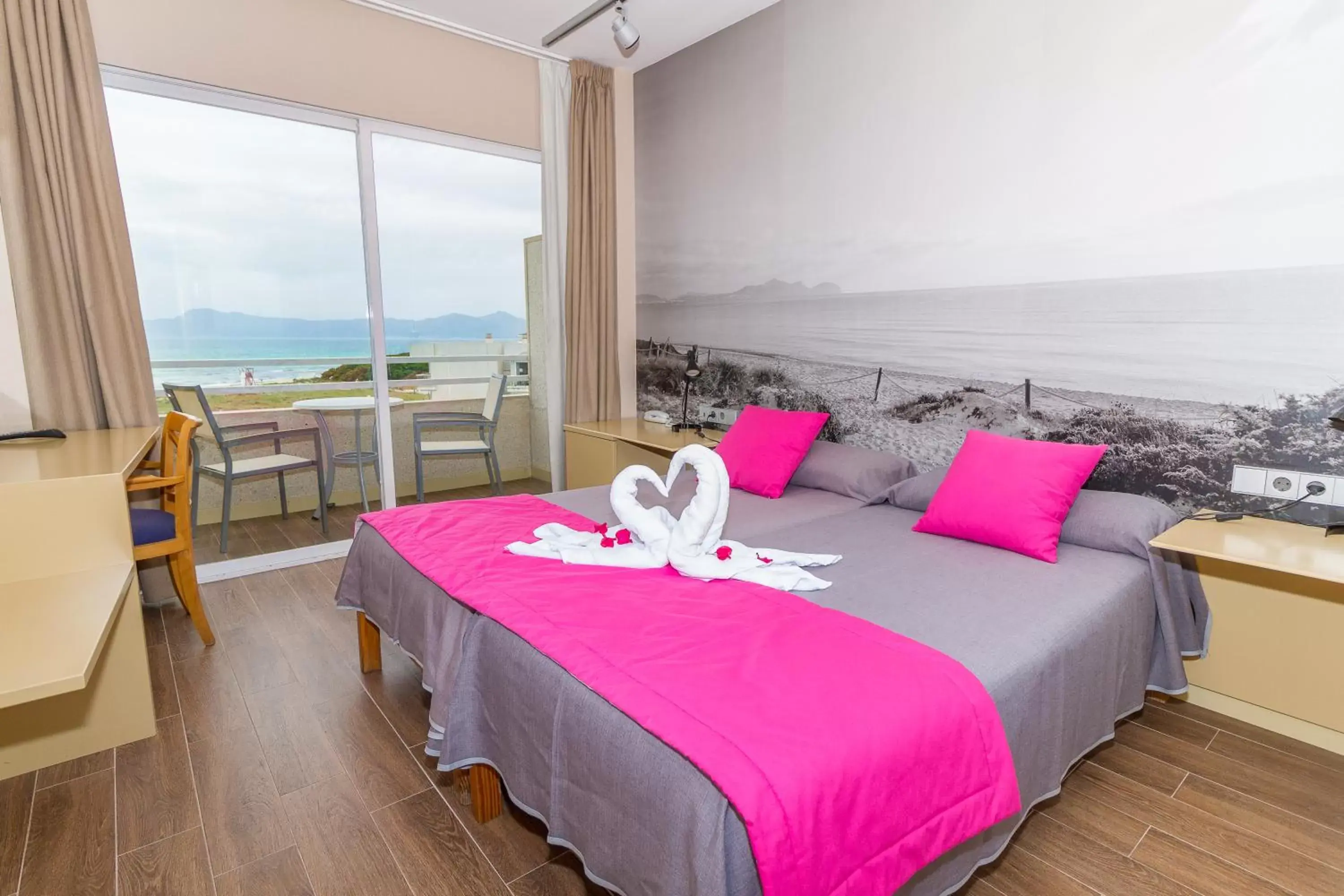 Photo of the whole room, Sea View in Eix Platja Daurada Hotel & SPA