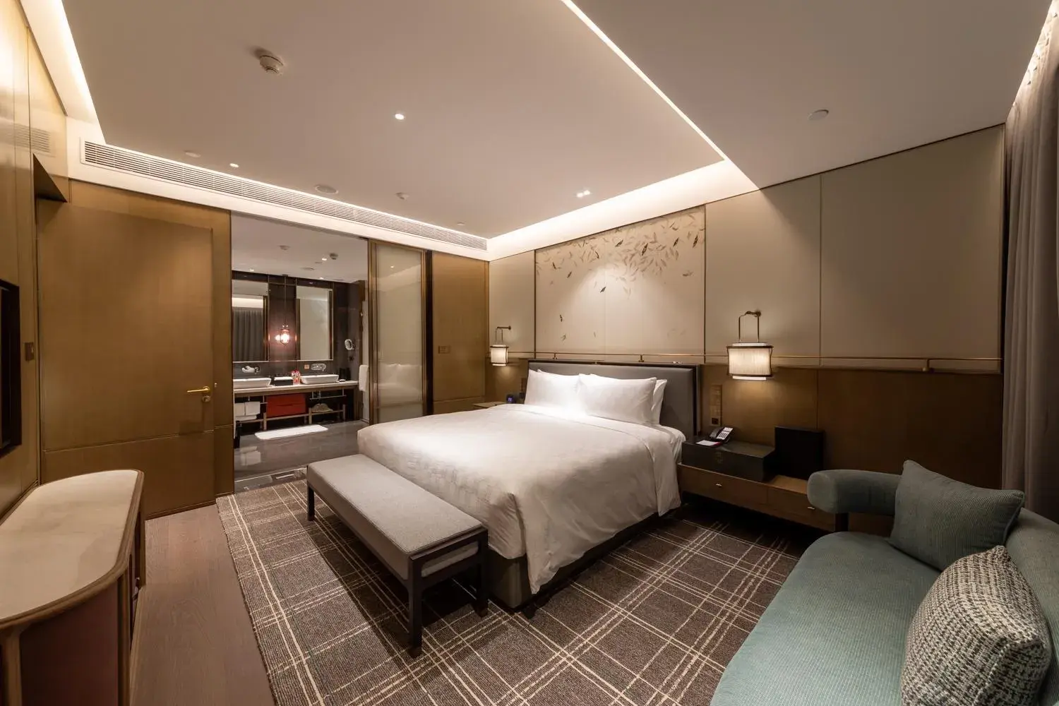 Bedroom, Bed in HUALUXE Xi'an Chanba by IHG-西安浐灞华邑酒店-Near Xi'an International Convention Exhibition Center and Shopping mall and The Romantic show of Xi'an-Free Luggage Storage-English Service Bedroom, Bed in HUALUXE Xi'an Chanba by IHG-西安浐灞华邑酒店-Near Xi'an International Convention Exhibition Center and Shopping mall and The Romantic show of Xi'an-Free Luggage Storage-English Service