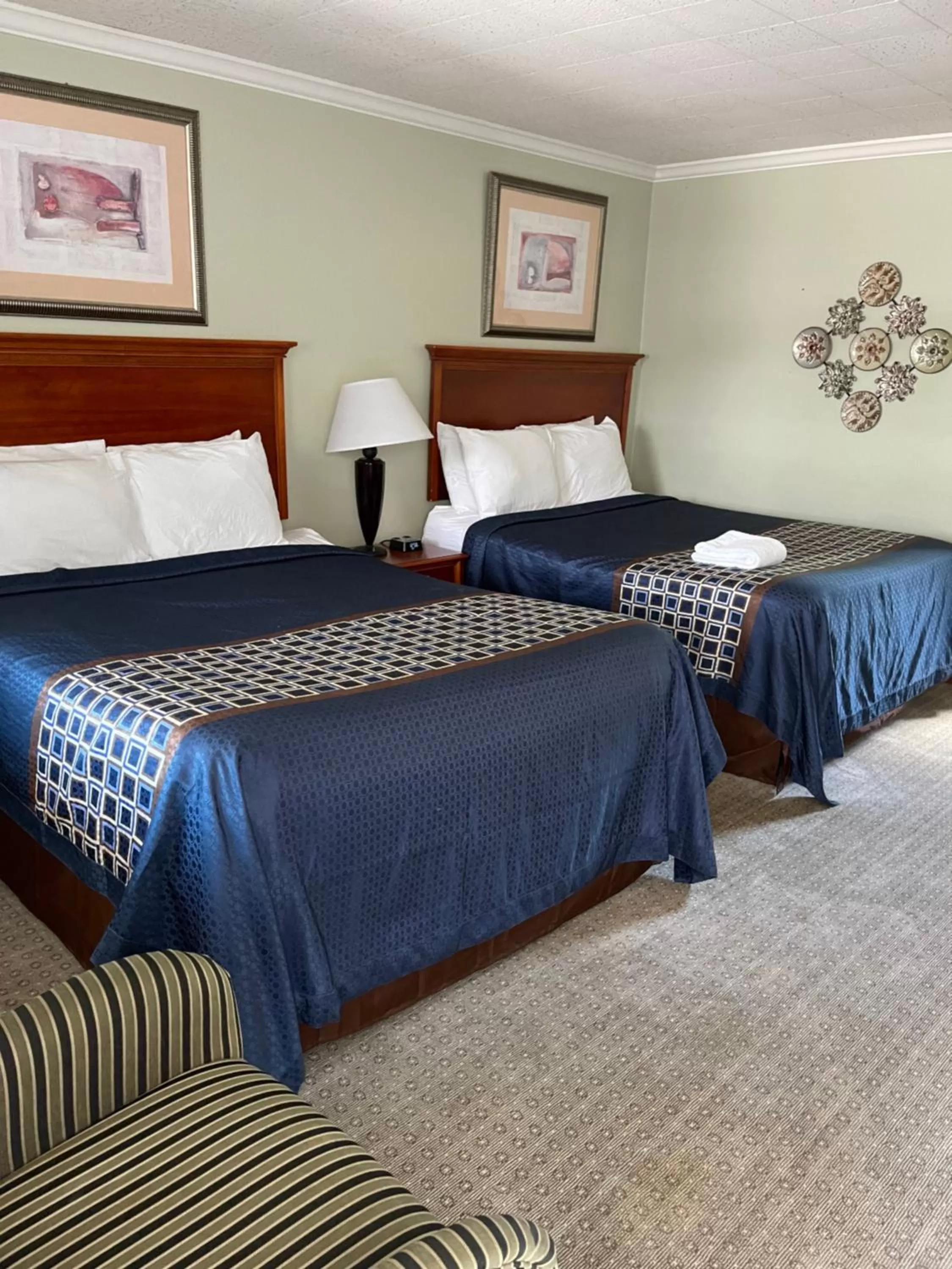 Bedroom, Bed in Colonial Motel