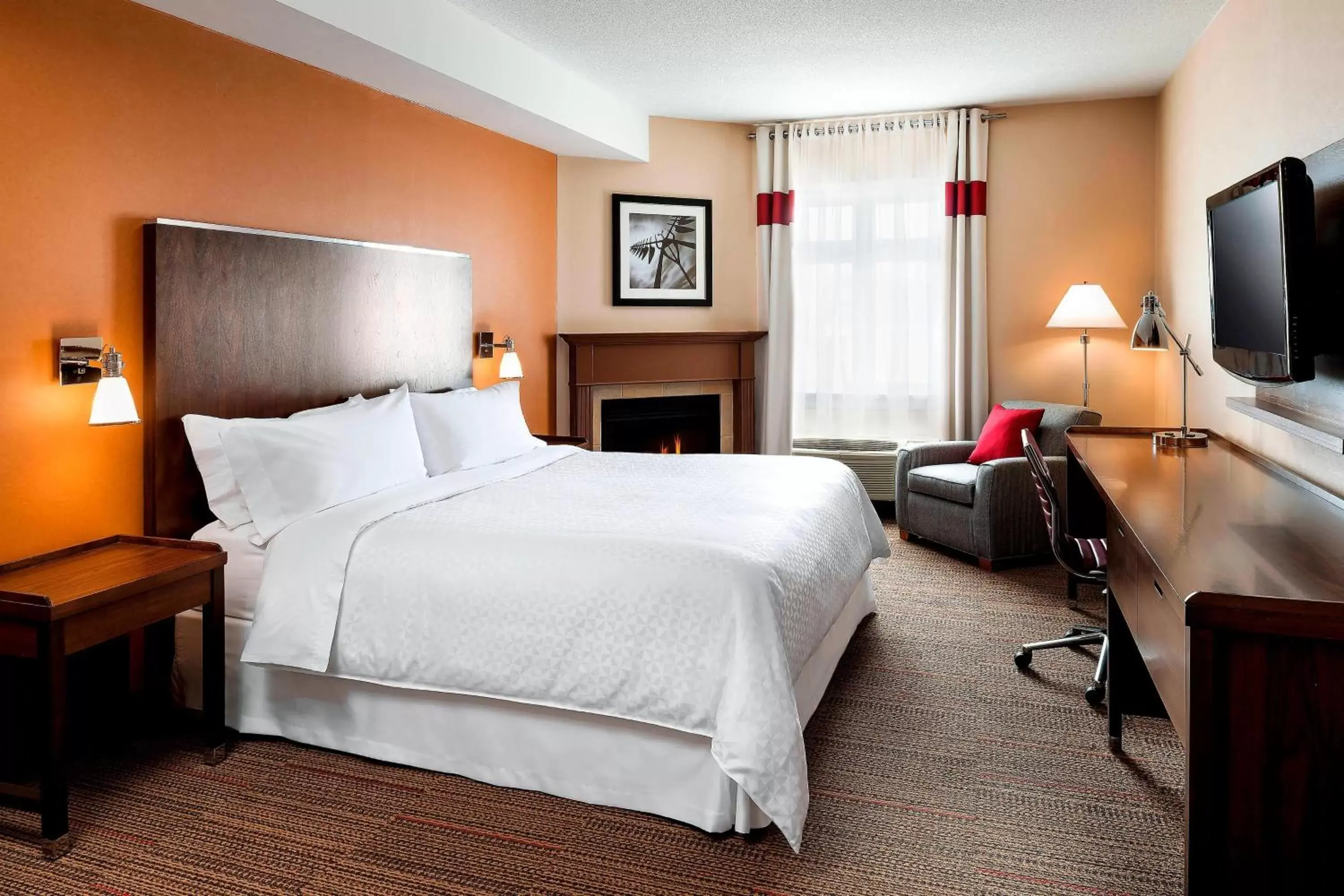 Photo of the whole room, Bed in Four Points by Sheraton Barrie