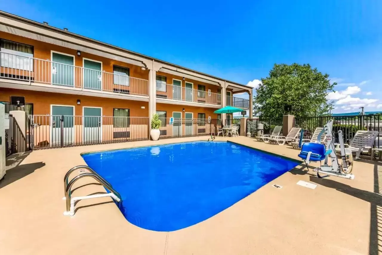 Swimming pool, Property Building in Quality Inn Johnson City